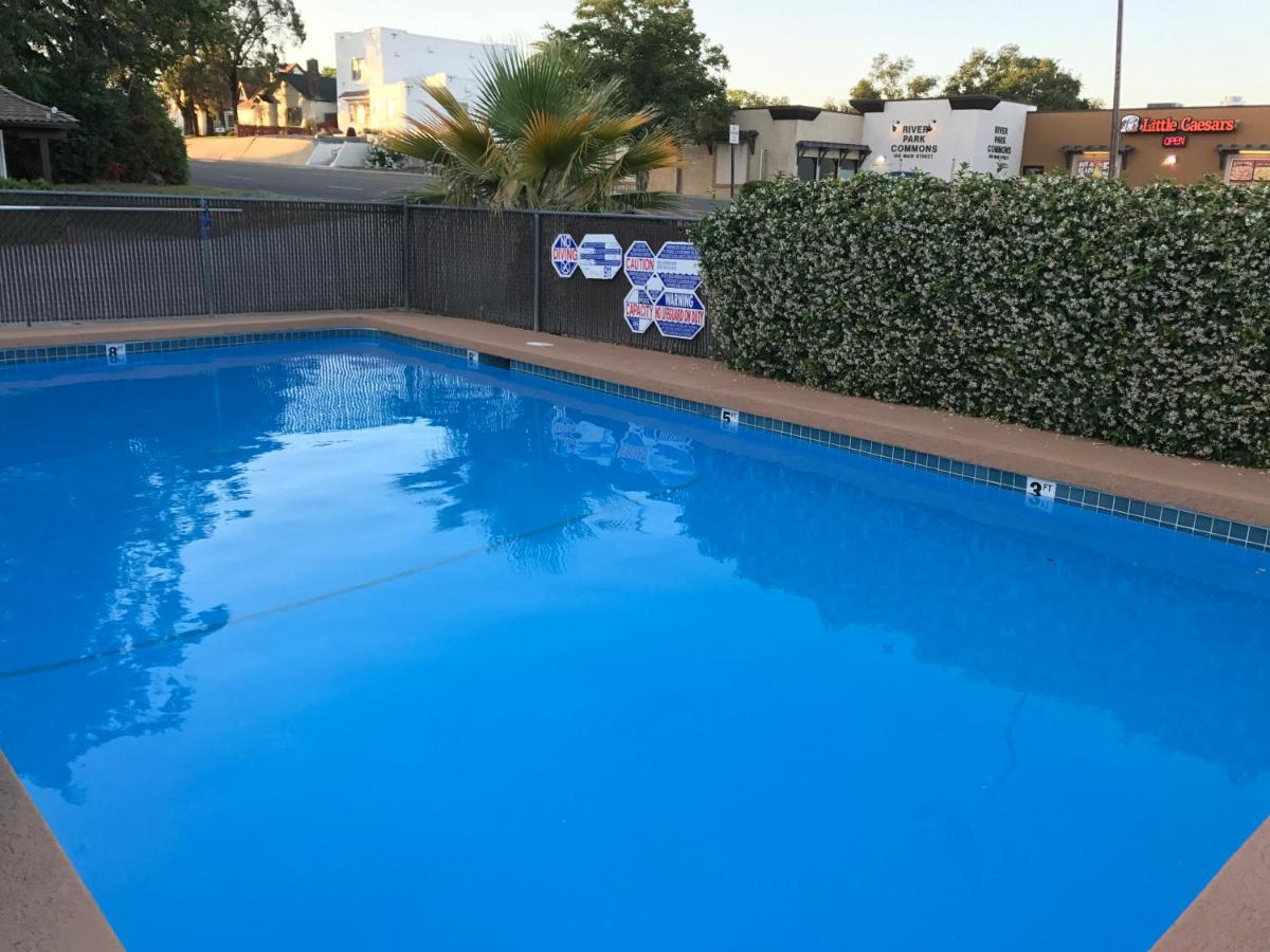 red bluff hotels indoor pool