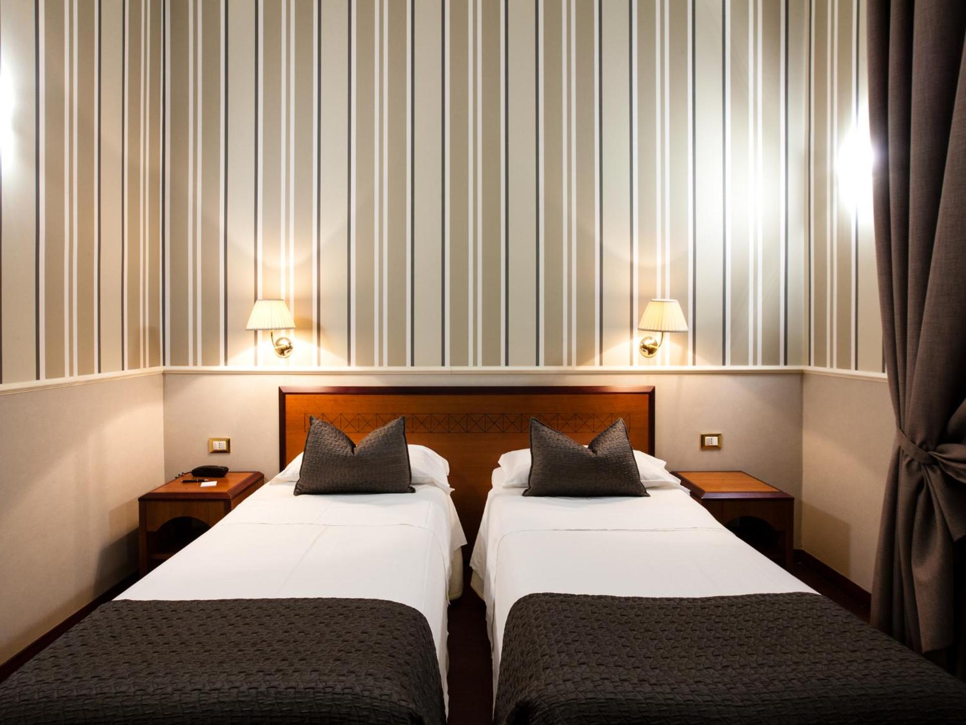 Hotel Astoria - Photo 45