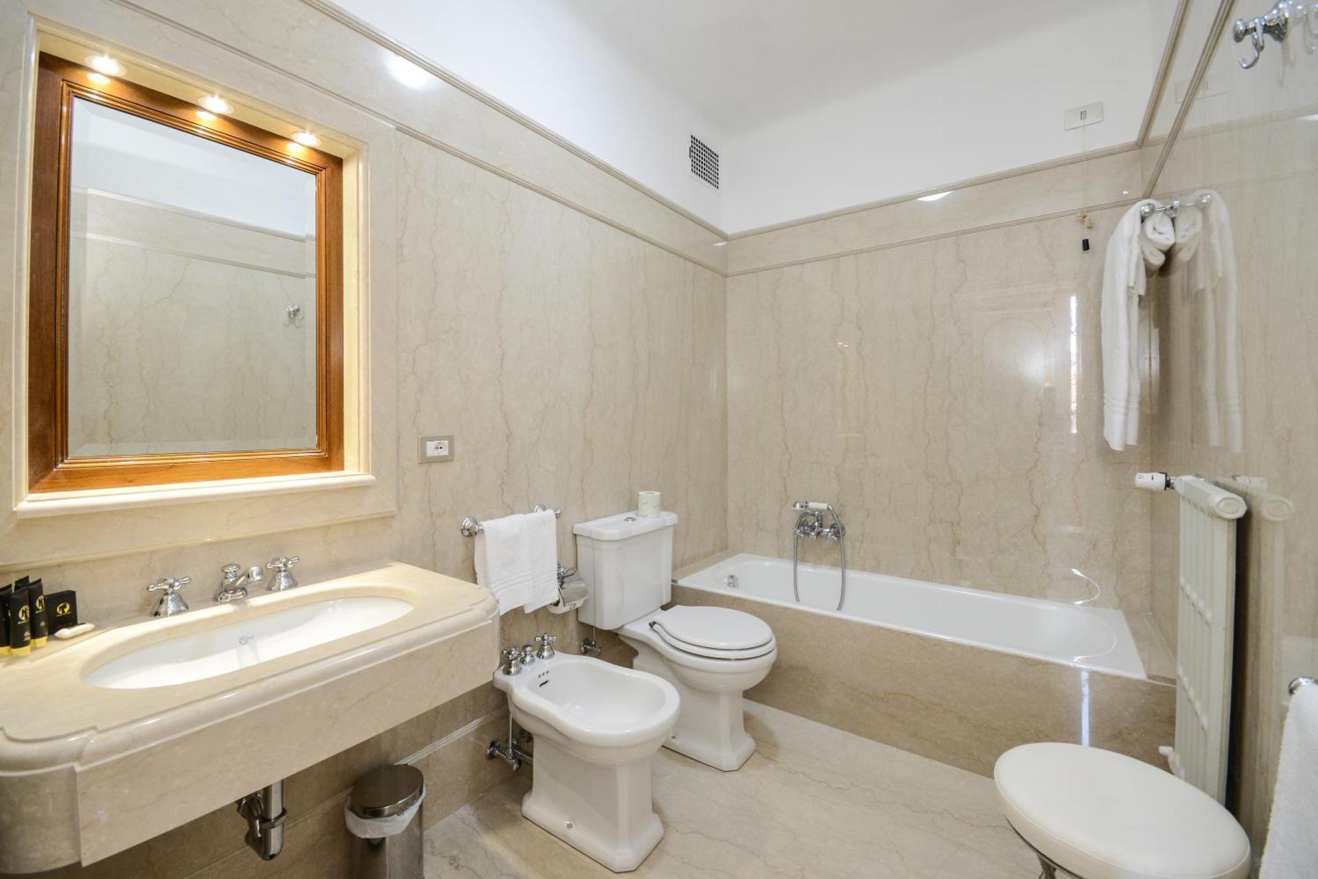 Hotel Vittoria - Photo 32