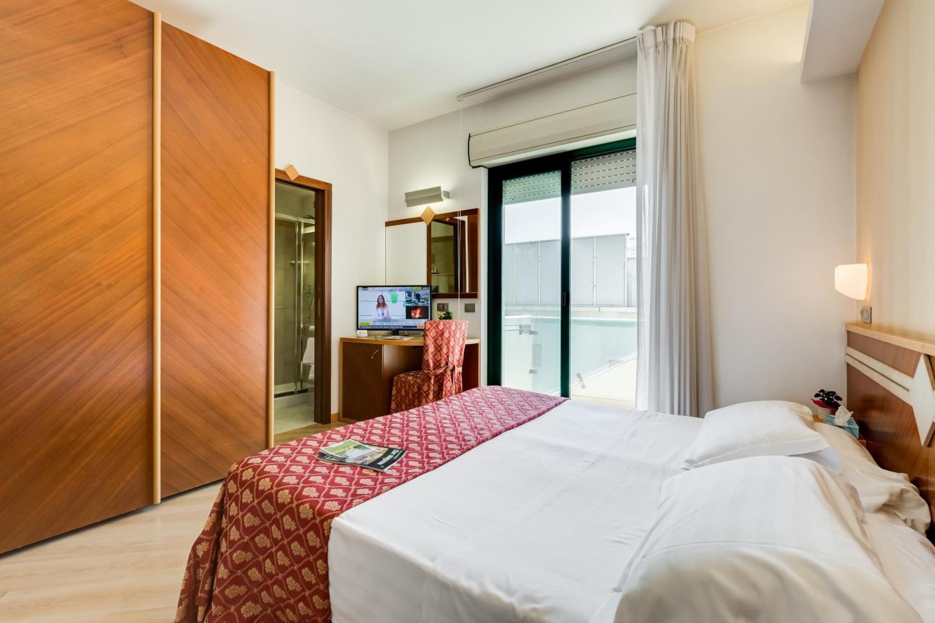 Classic Double Room with Balcony - Photo 3