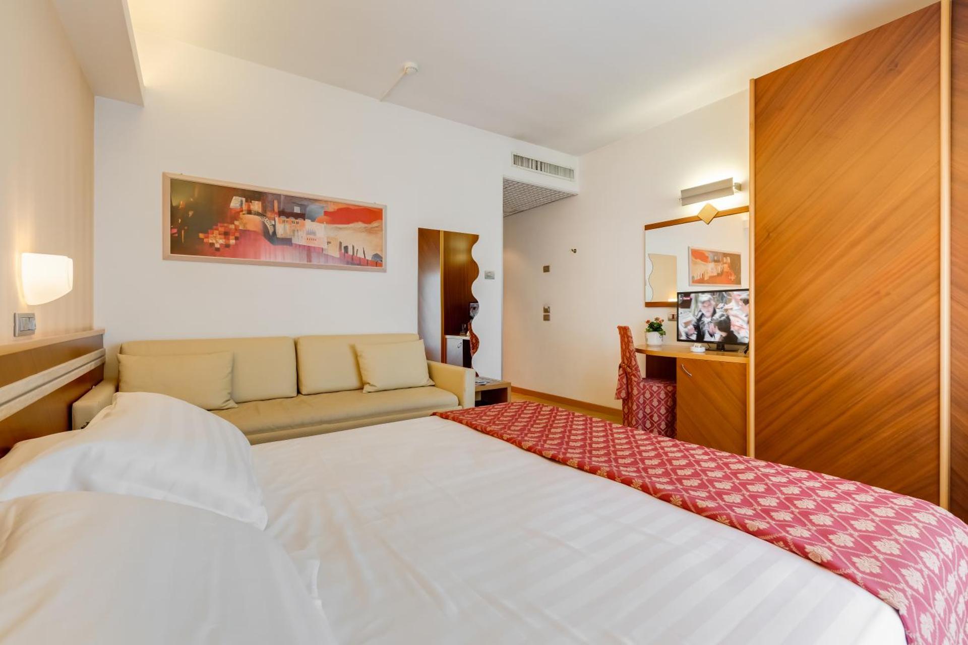 Deluxe Quadruple Room - Photo 3