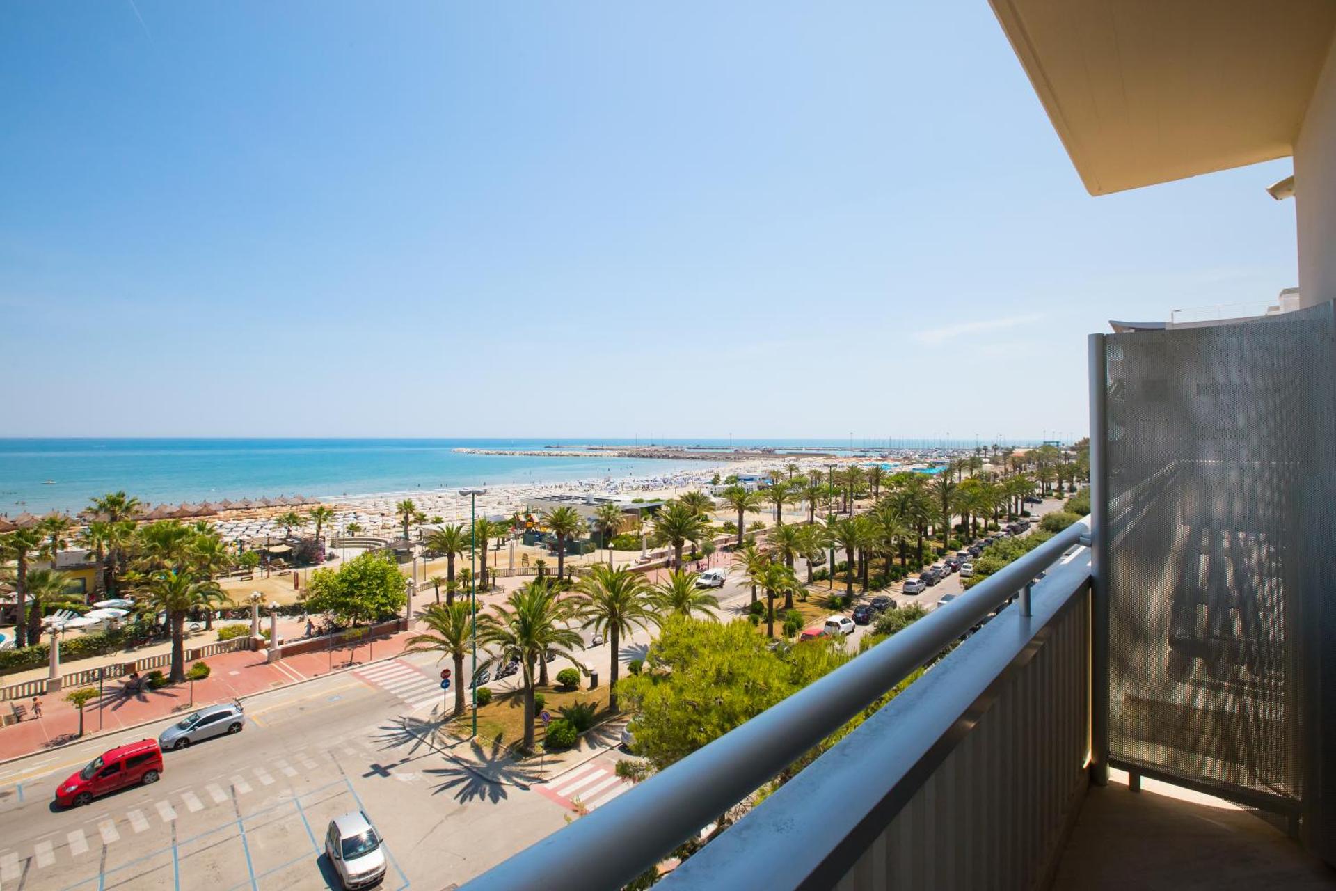 Deluxe Room with One Queen and One Single Bed - Balcony/Non-Smoking - Photo 3