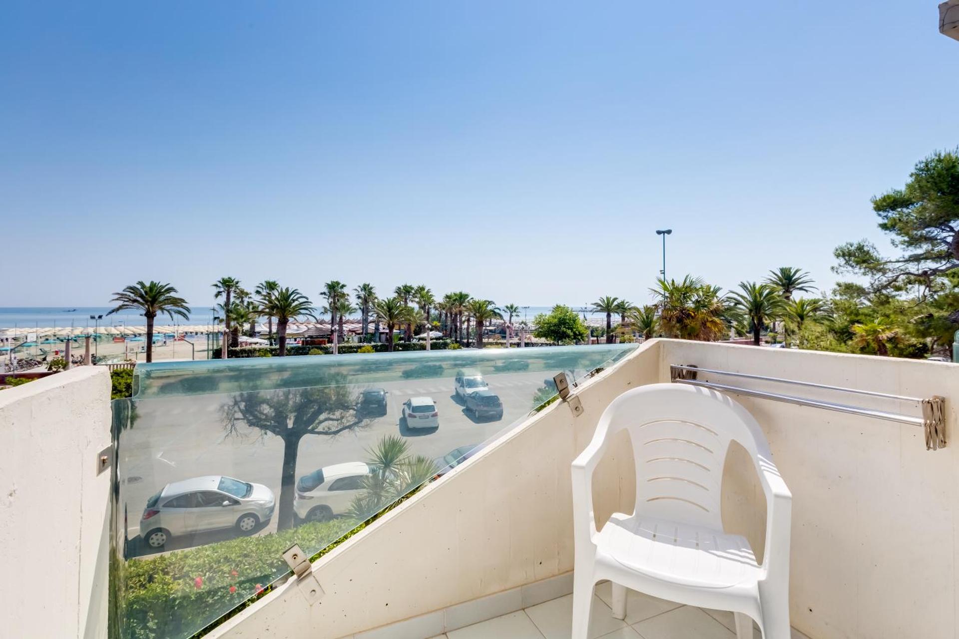 Deluxe Double Room with Balcony and Sea View - Photo 3