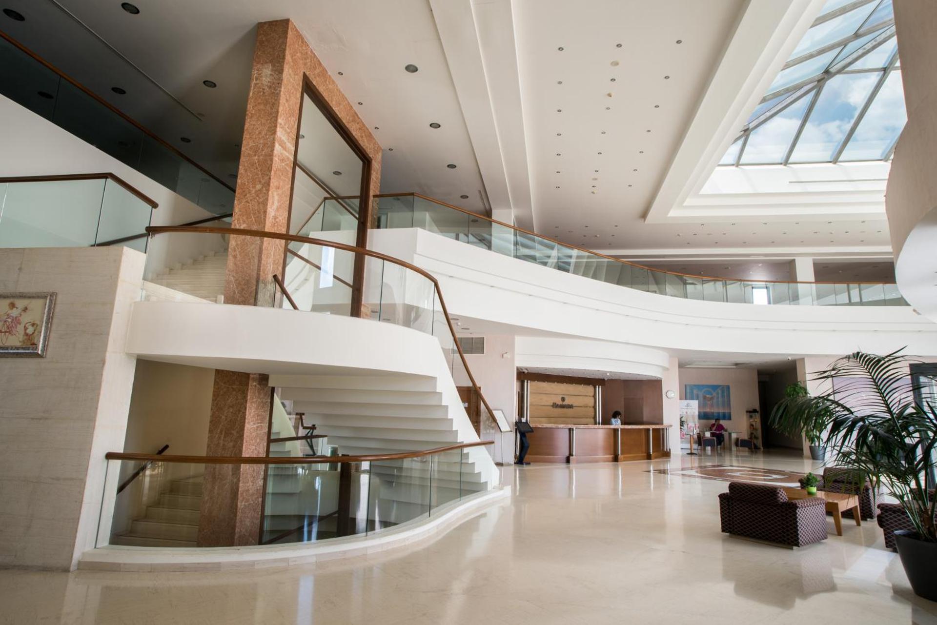 Ramada Plaza by Wyndham Thraki - Photo 88