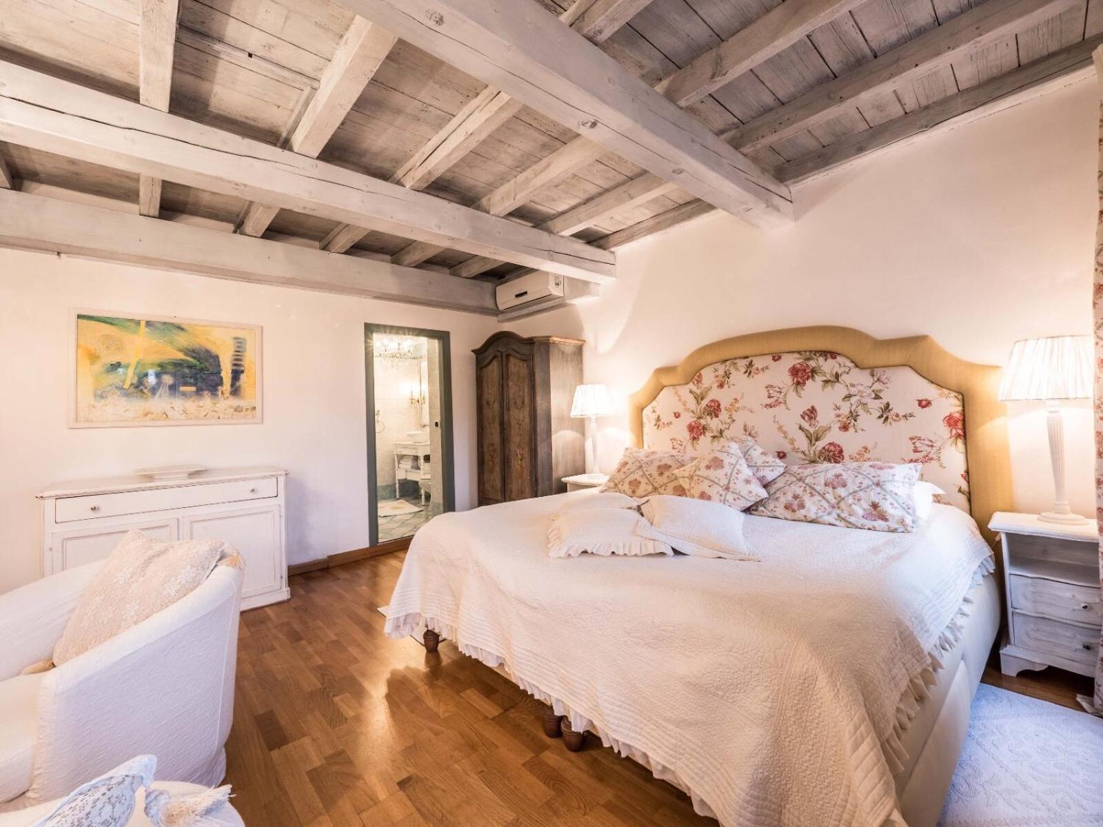 Large Double Room - Photo 3