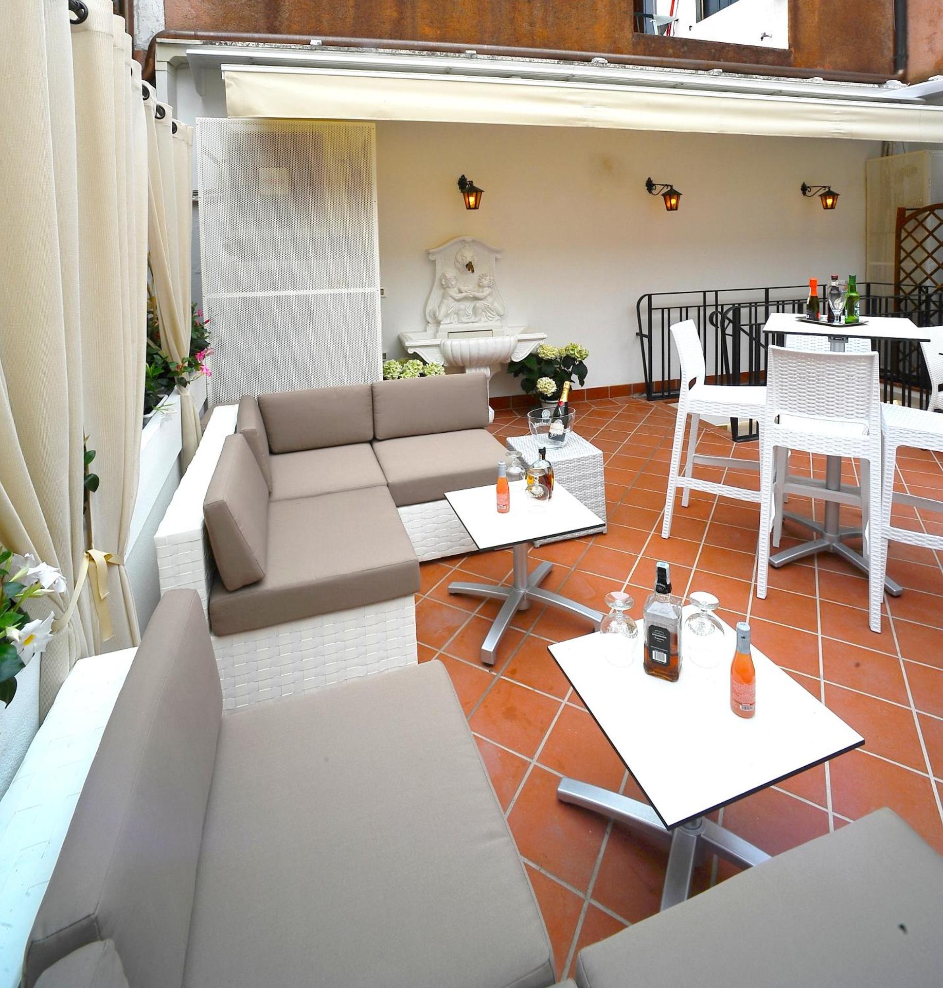 Hotel Fontana - Photo 9