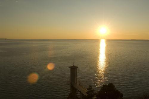 Hotel Riviera & Maximilian's - Photo 8