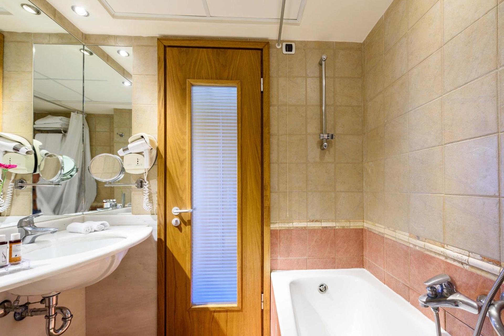 Alexander Beach Hotel & Spa - Photo 6