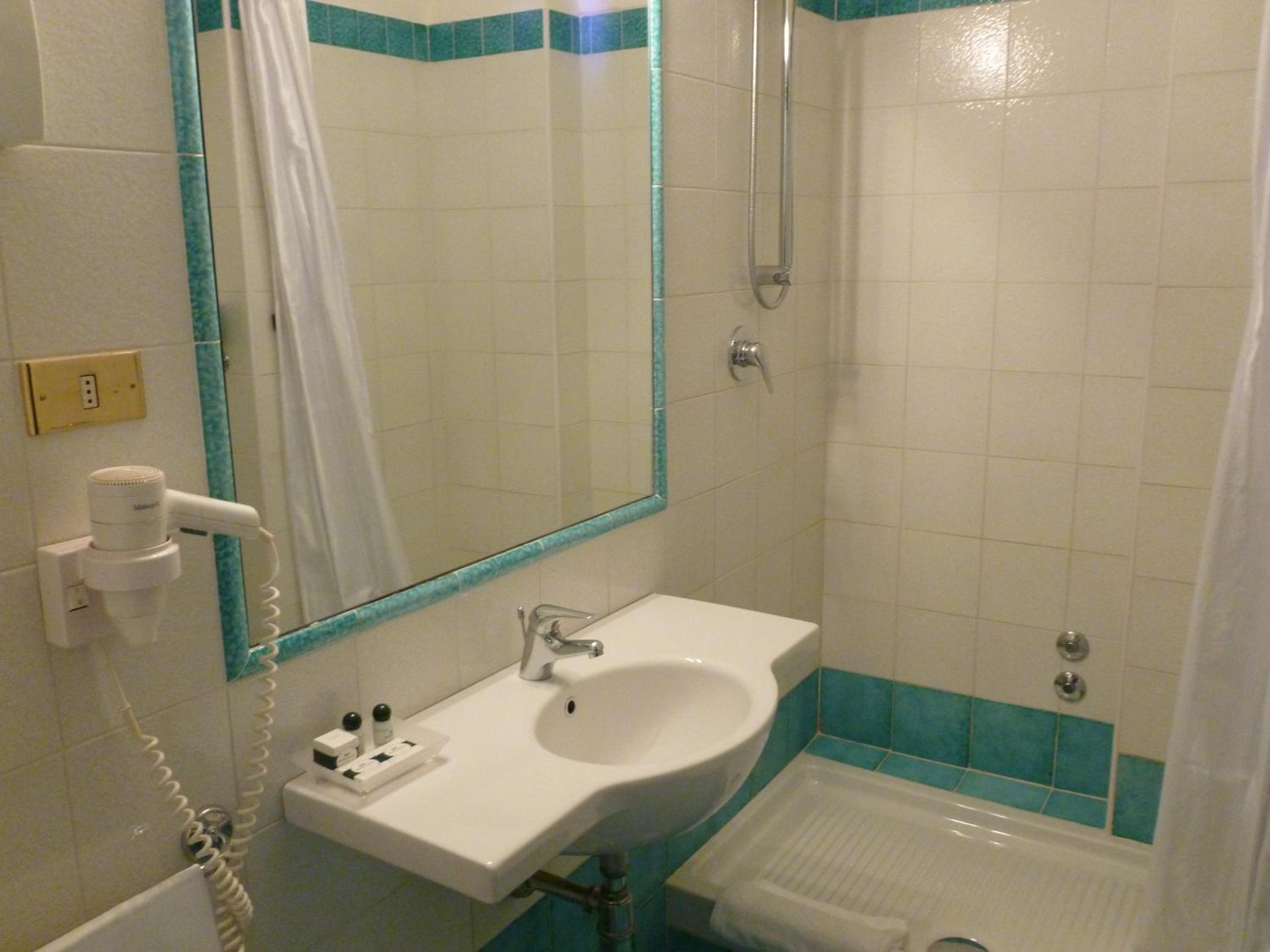 Hotel Plaza - Photo 28