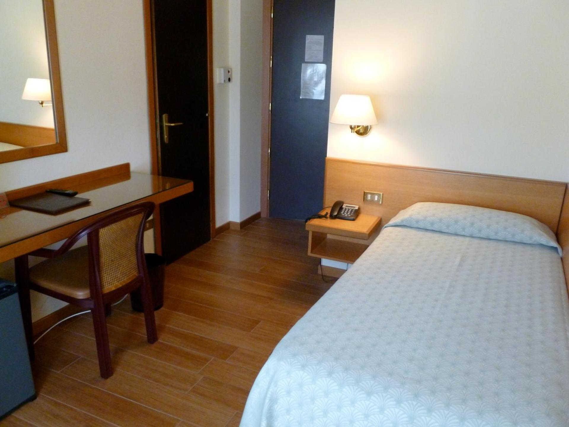 Hotel Plaza - Photo 38