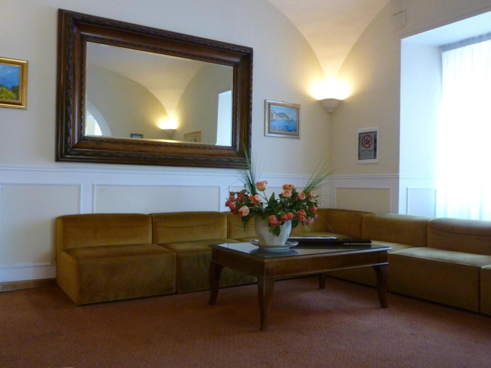 Hotel Plaza - Photo 17