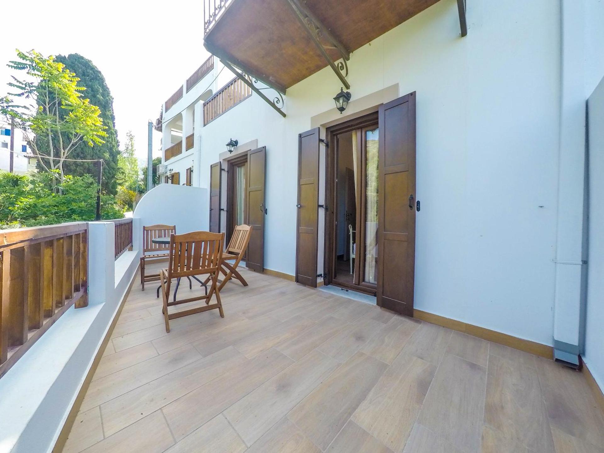Apartment with Mountain View