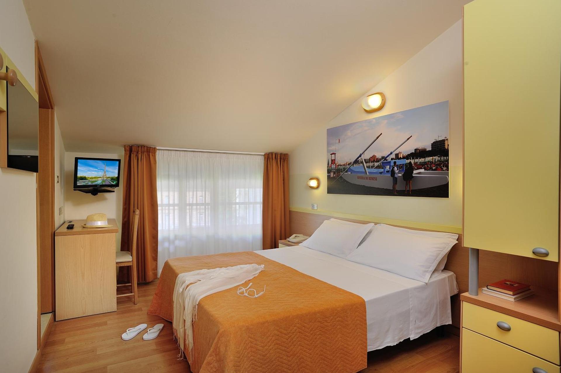 Hotel Capri - Photo 2