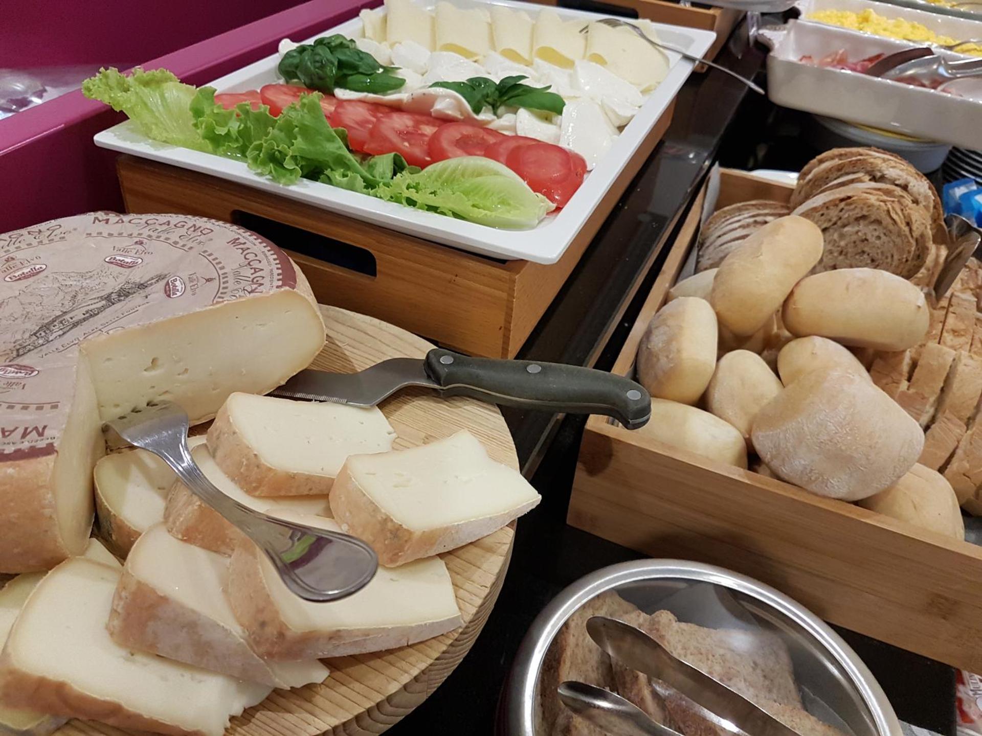 Augustus Hotel - Photo 9