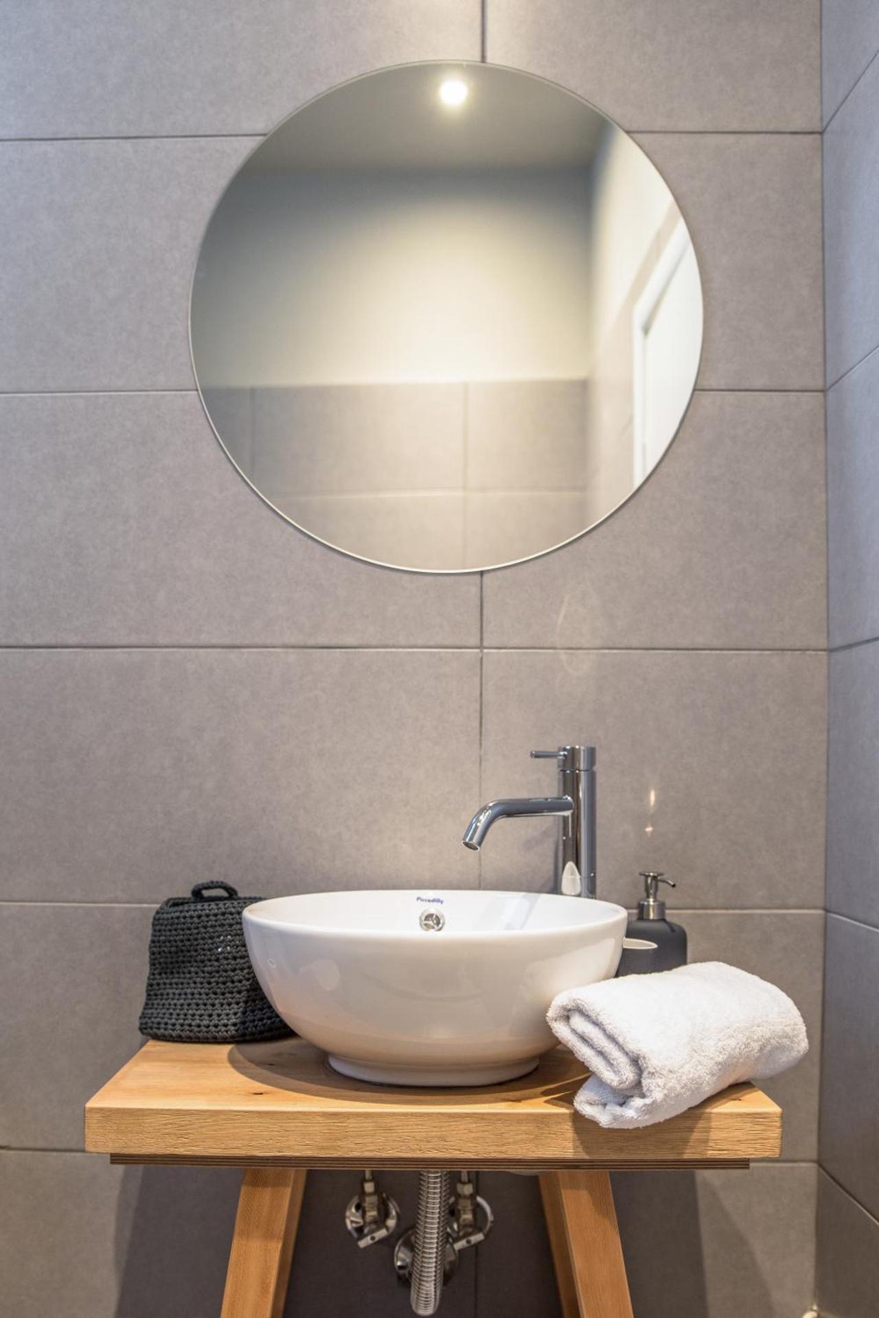 Apartment with Balcony - Photo 4