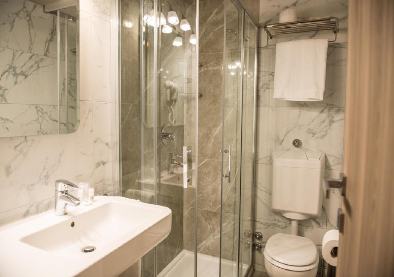 Double Room (1 Adult)