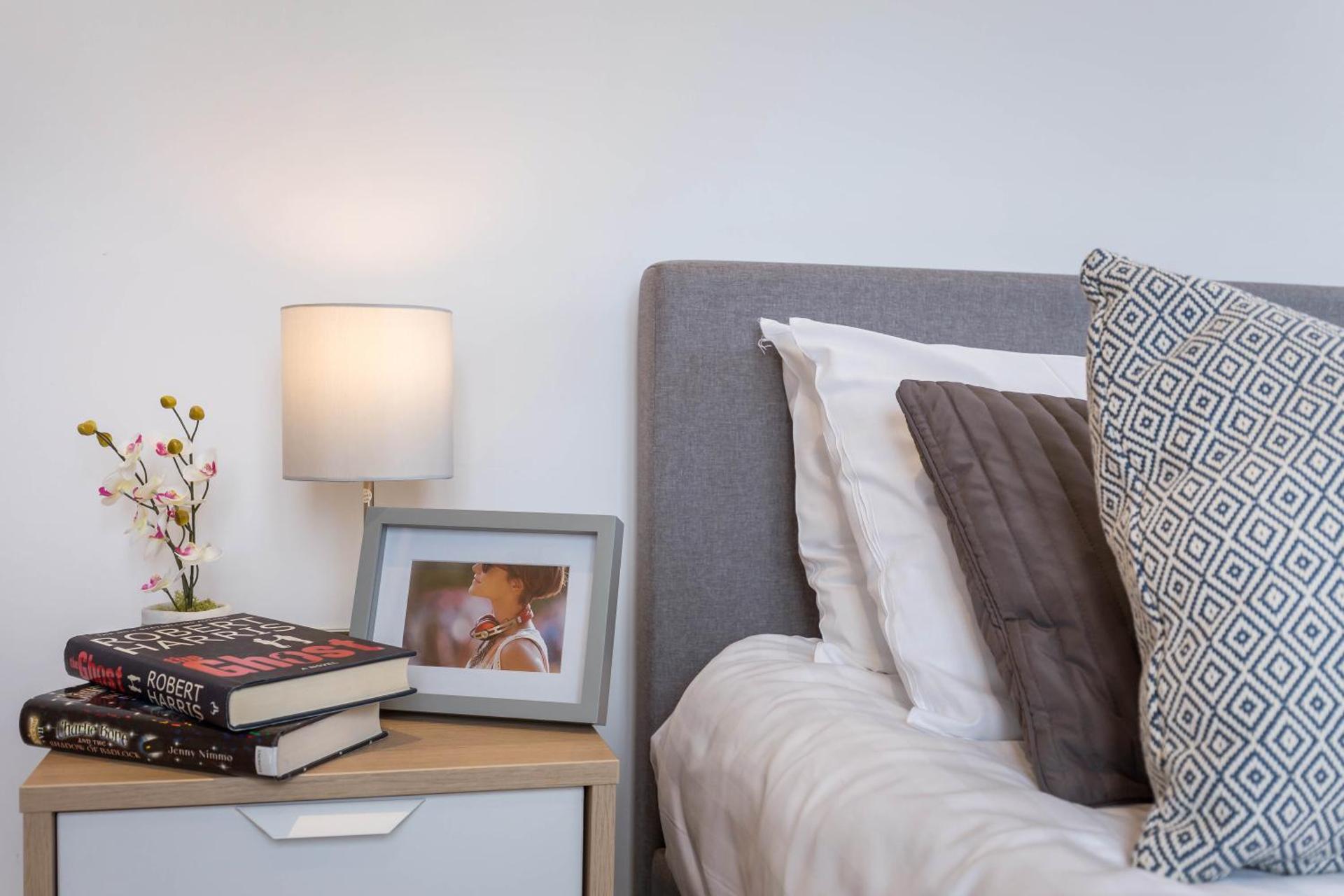 Portobello Apt with Floor-to-Ceiling Views - Photo 20