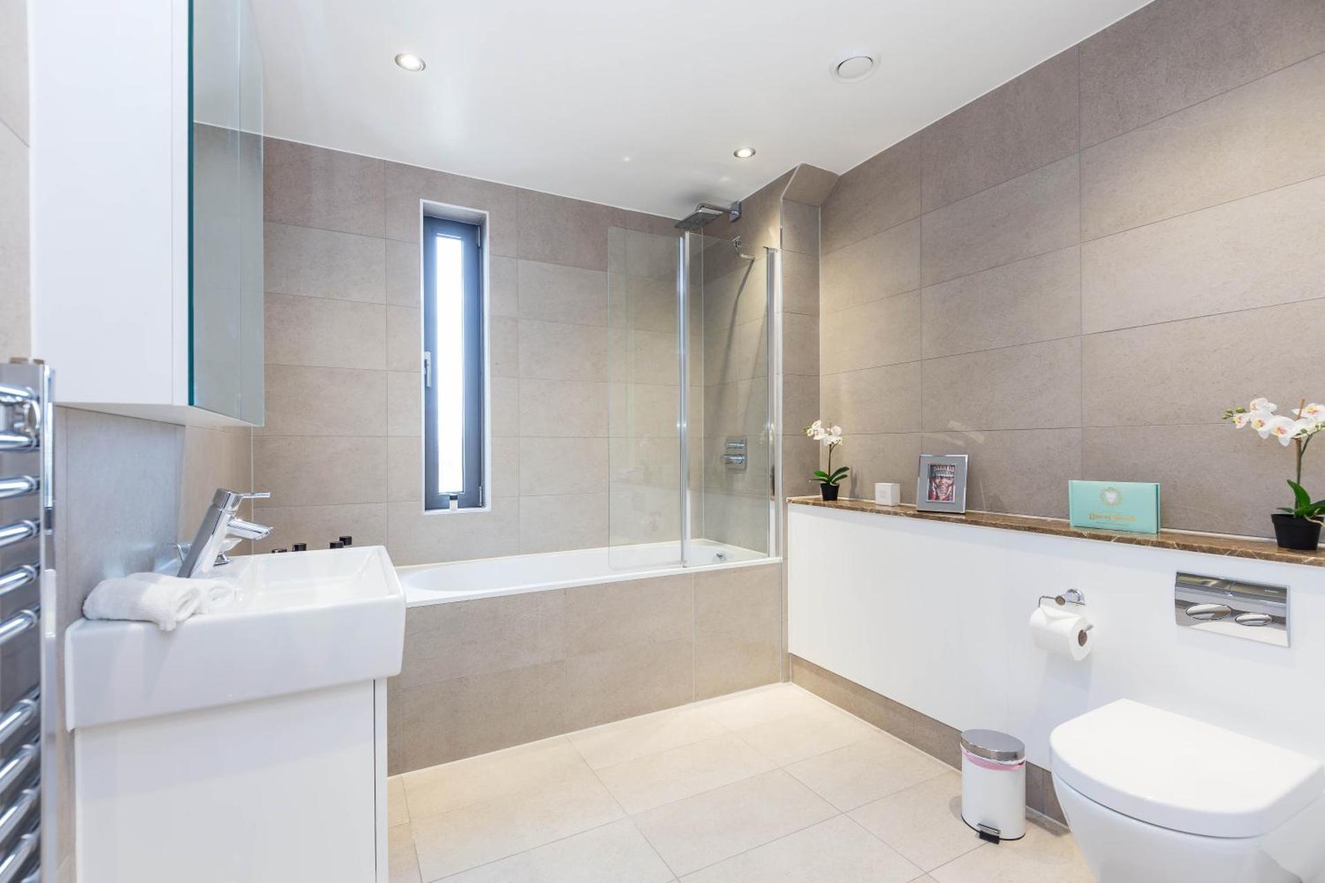Portobello Apt with Floor-to-Ceiling Views - Photo 21