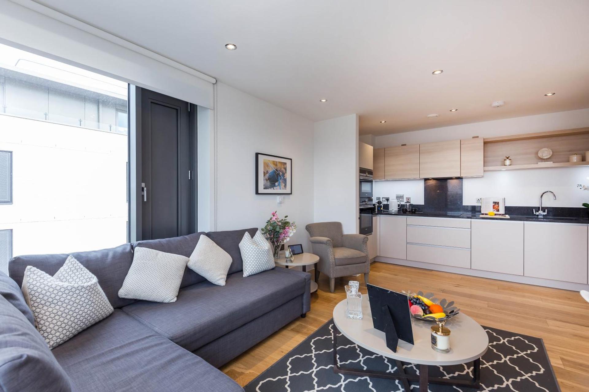 Portobello Apt with Floor-to-Ceiling Views - Photo 18