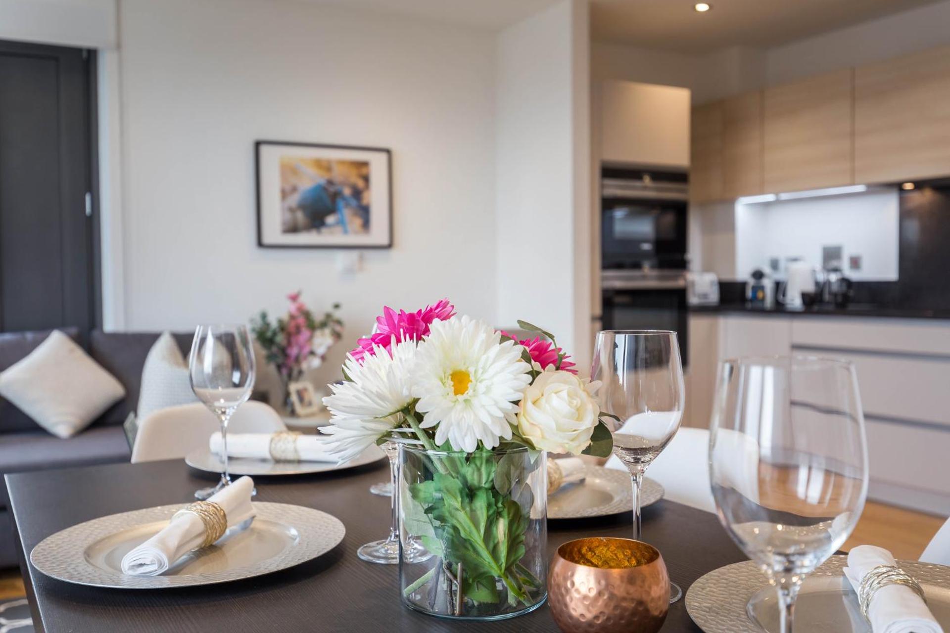 Portobello Apt with Floor-to-Ceiling Views - Photo 22