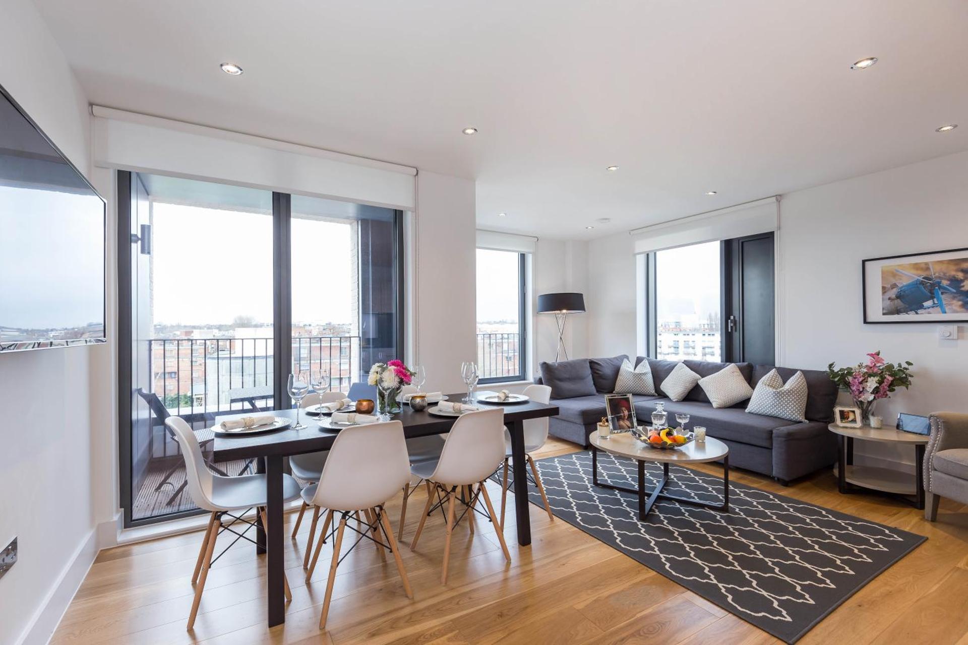 Portobello Apt with Floor-to-Ceiling Views - Photo 25