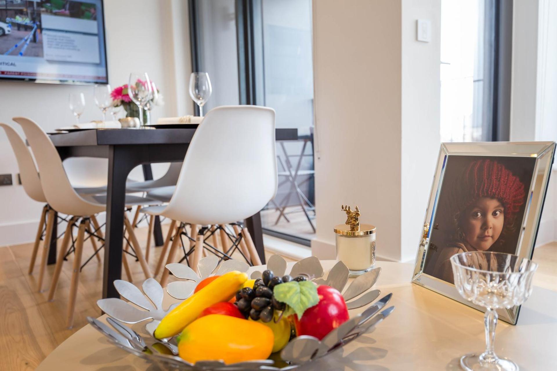 Portobello Apt with Floor-to-Ceiling Views - Photo 26