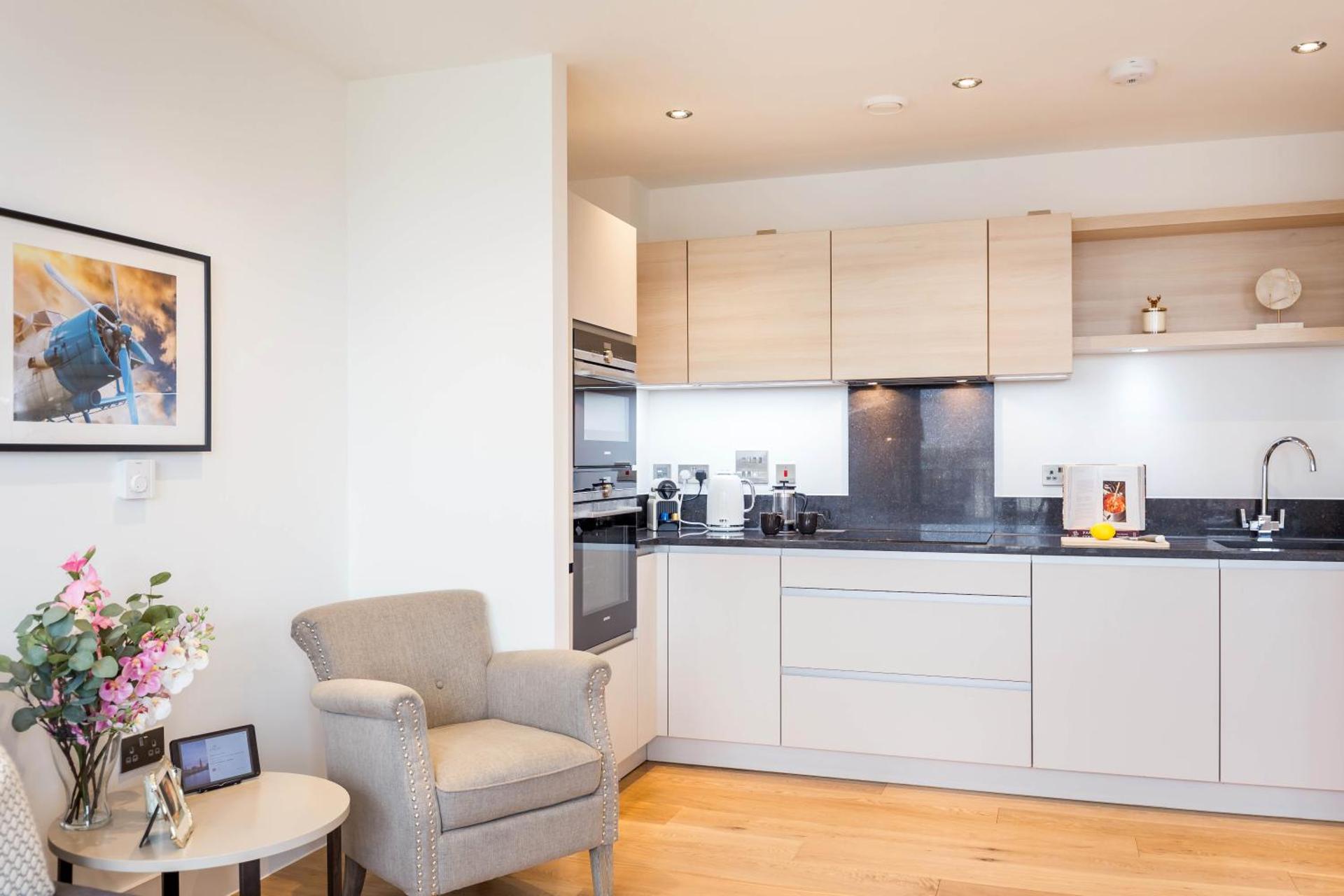 Portobello Apt with Floor-to-Ceiling Views - Photo 19