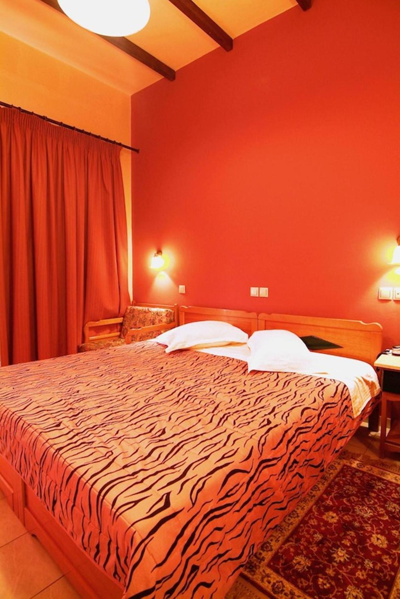 Hotel Varonos - Photo 3