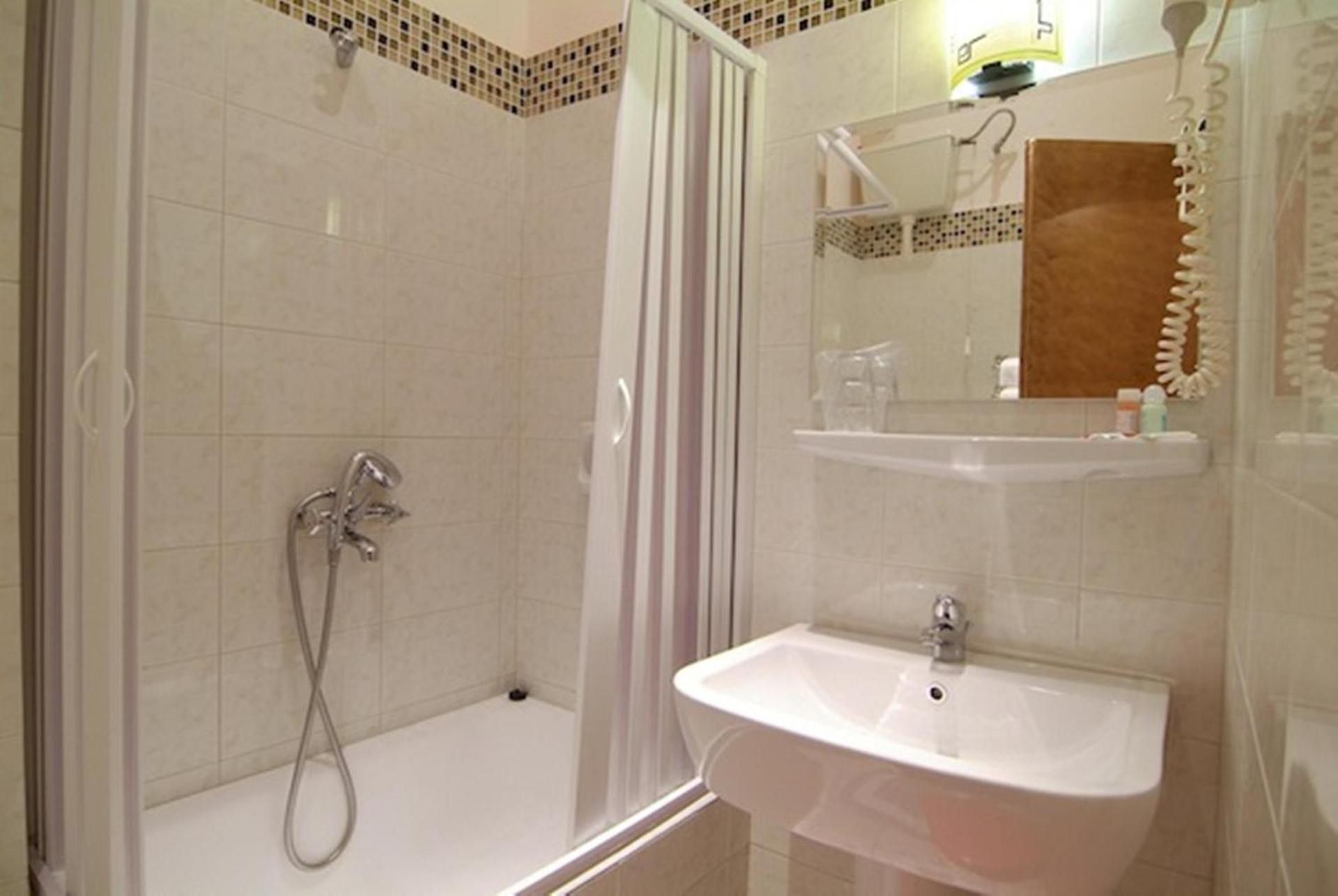 Hotel Varonos - Photo 36