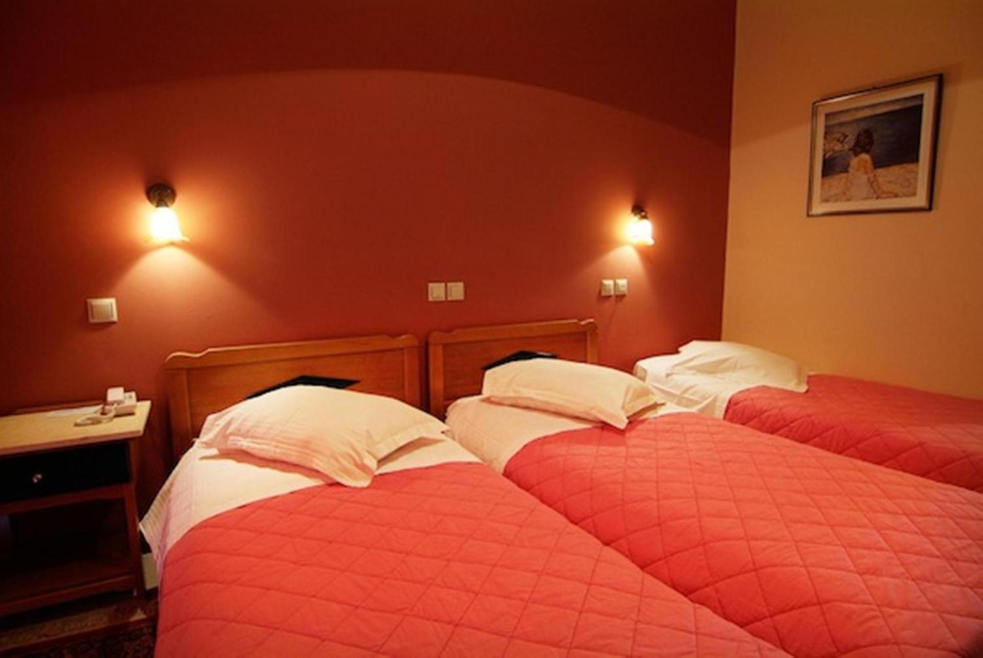 Hotel Varonos - Photo 35