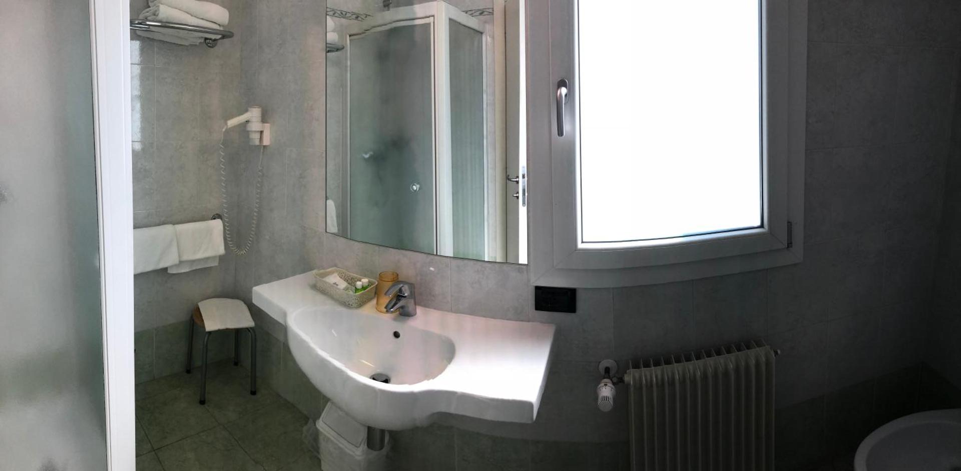 Hotel Victoria - Photo 3