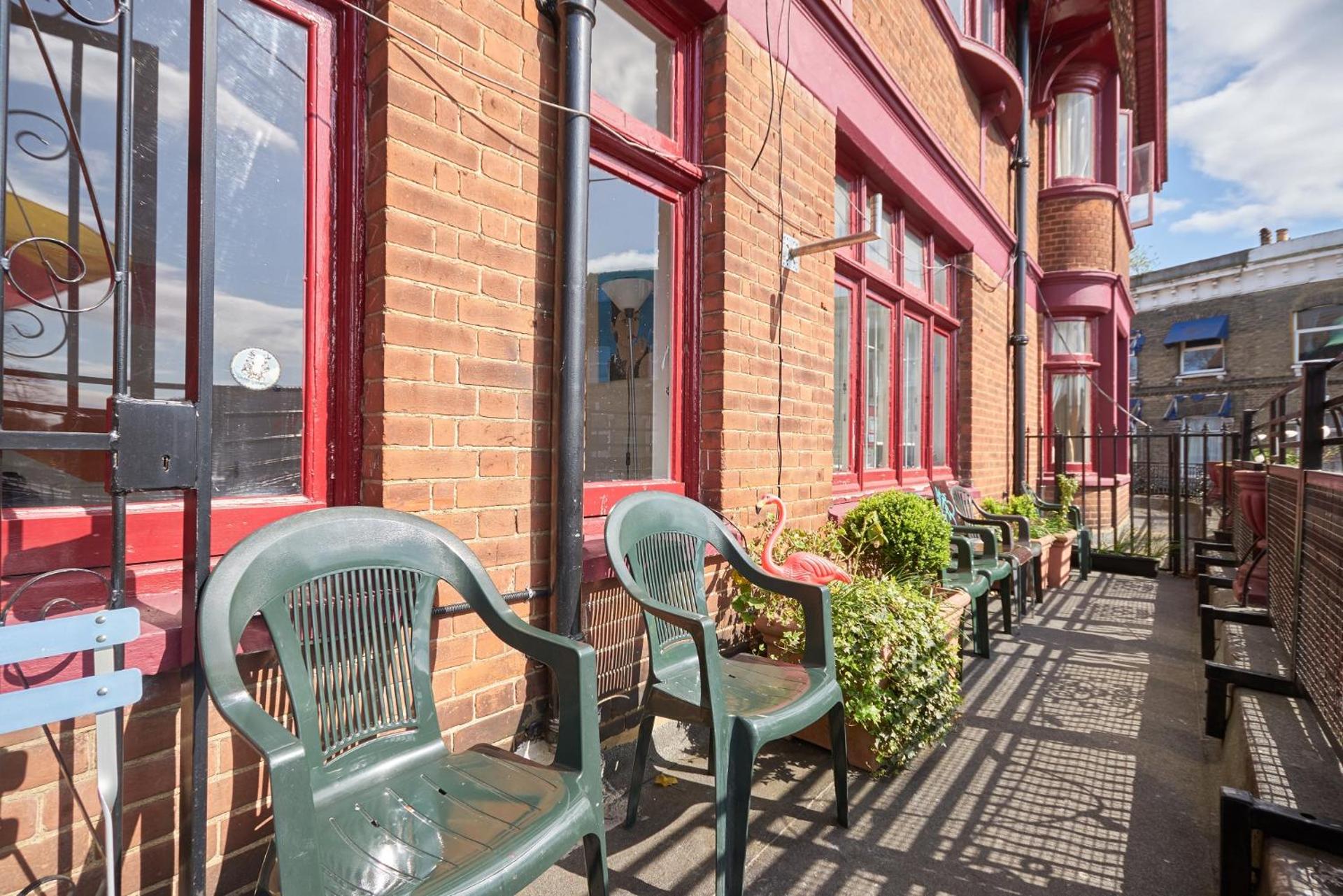 Hootananny Hostel - Photo 8