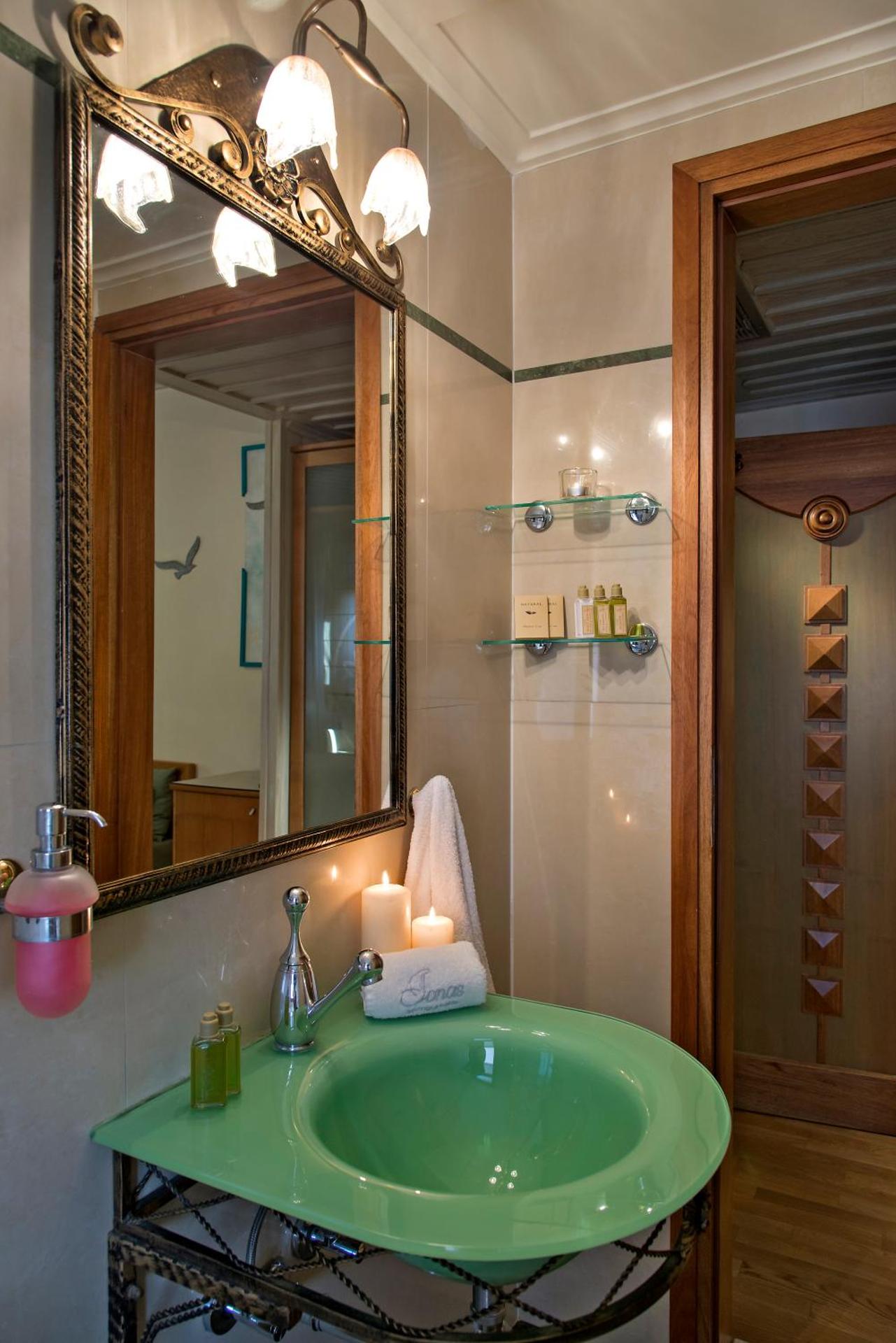 Ionas Boutique Hotel - Photo 8