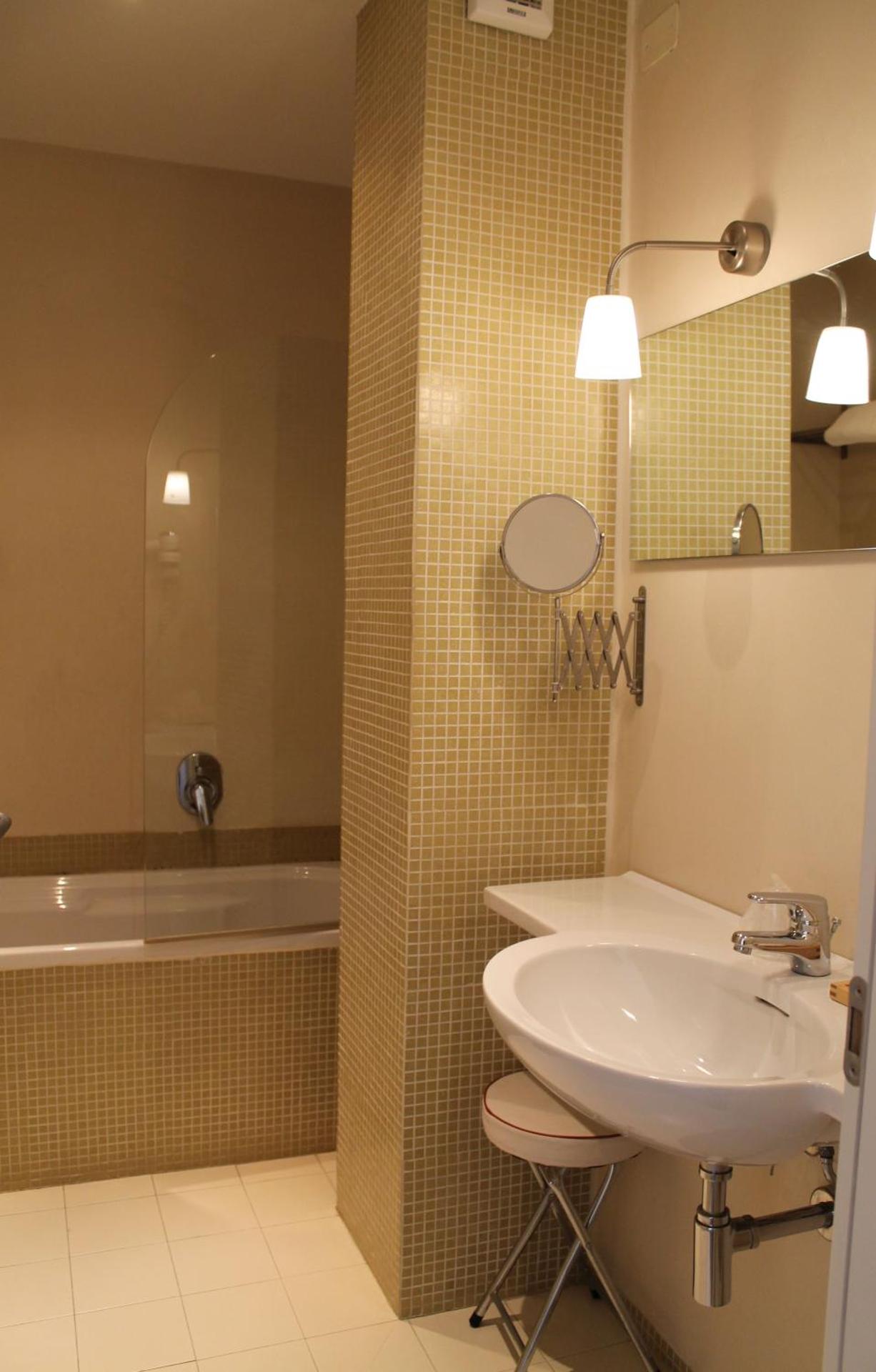 Hotel Touring - Photo 13