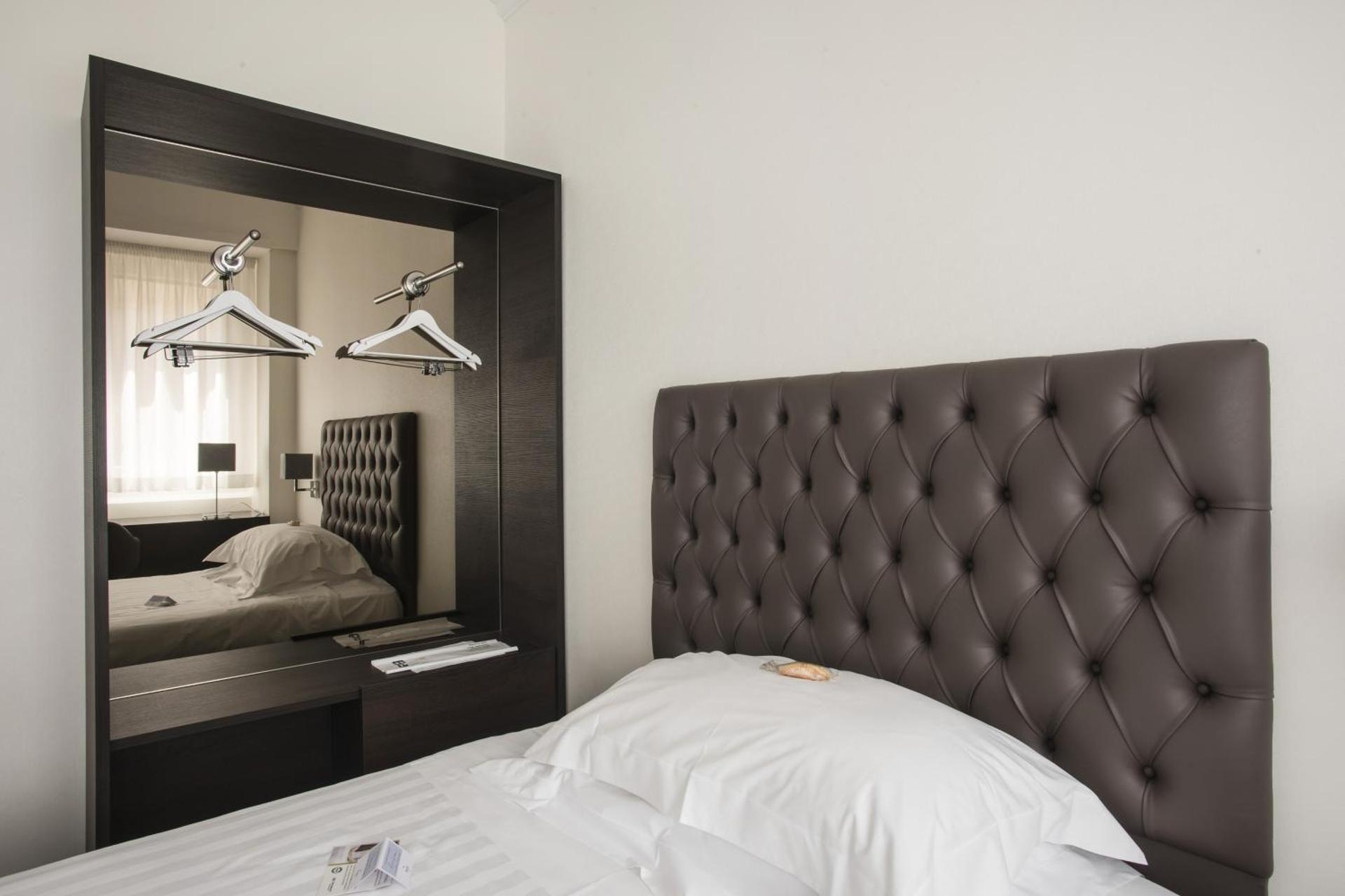 Hotel Plaza - Photo 4