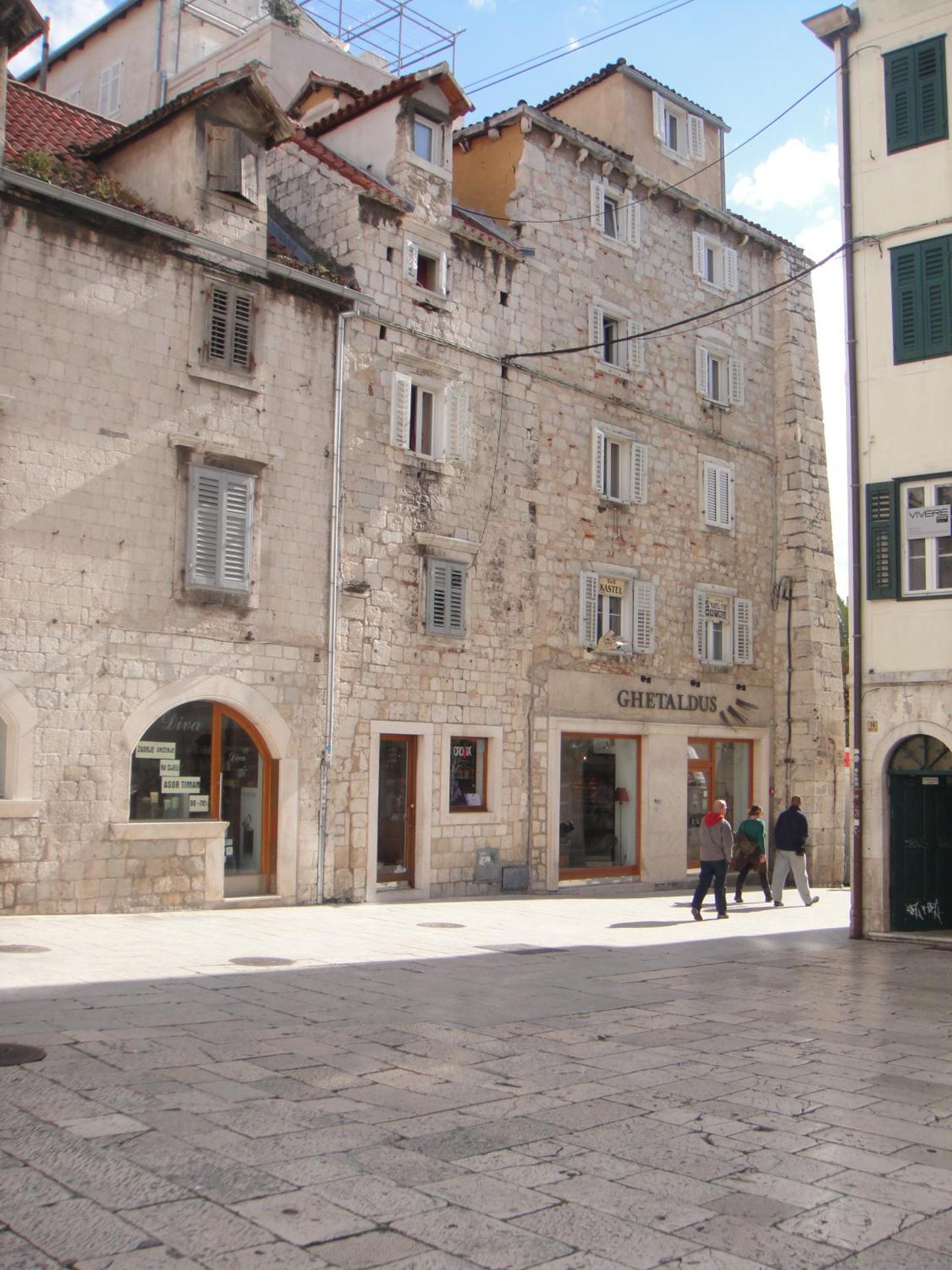 Old Town Suites - Photo 18