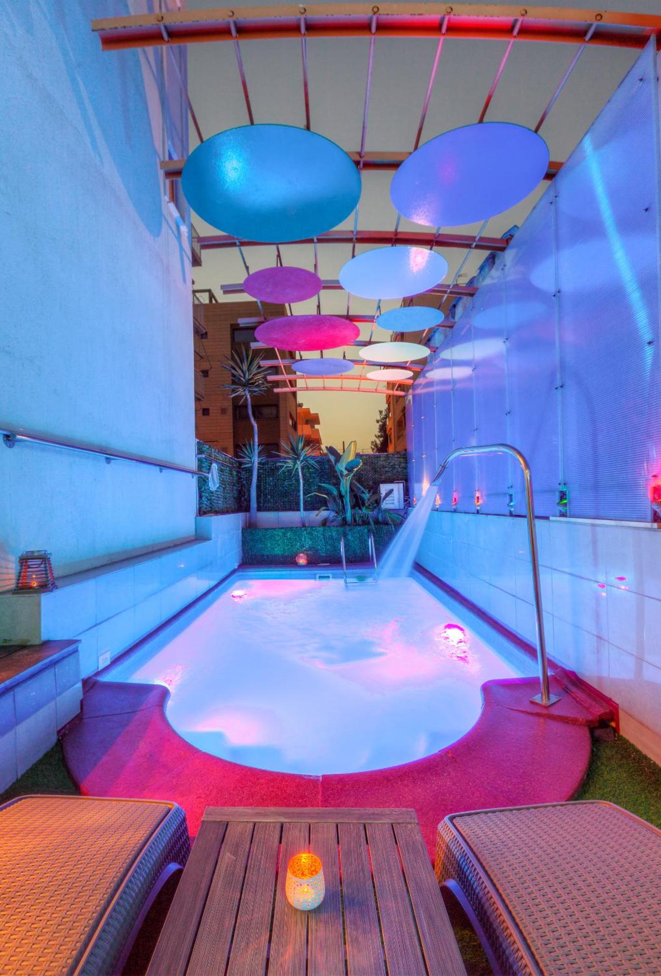 Tropical Hotel - Photo 10