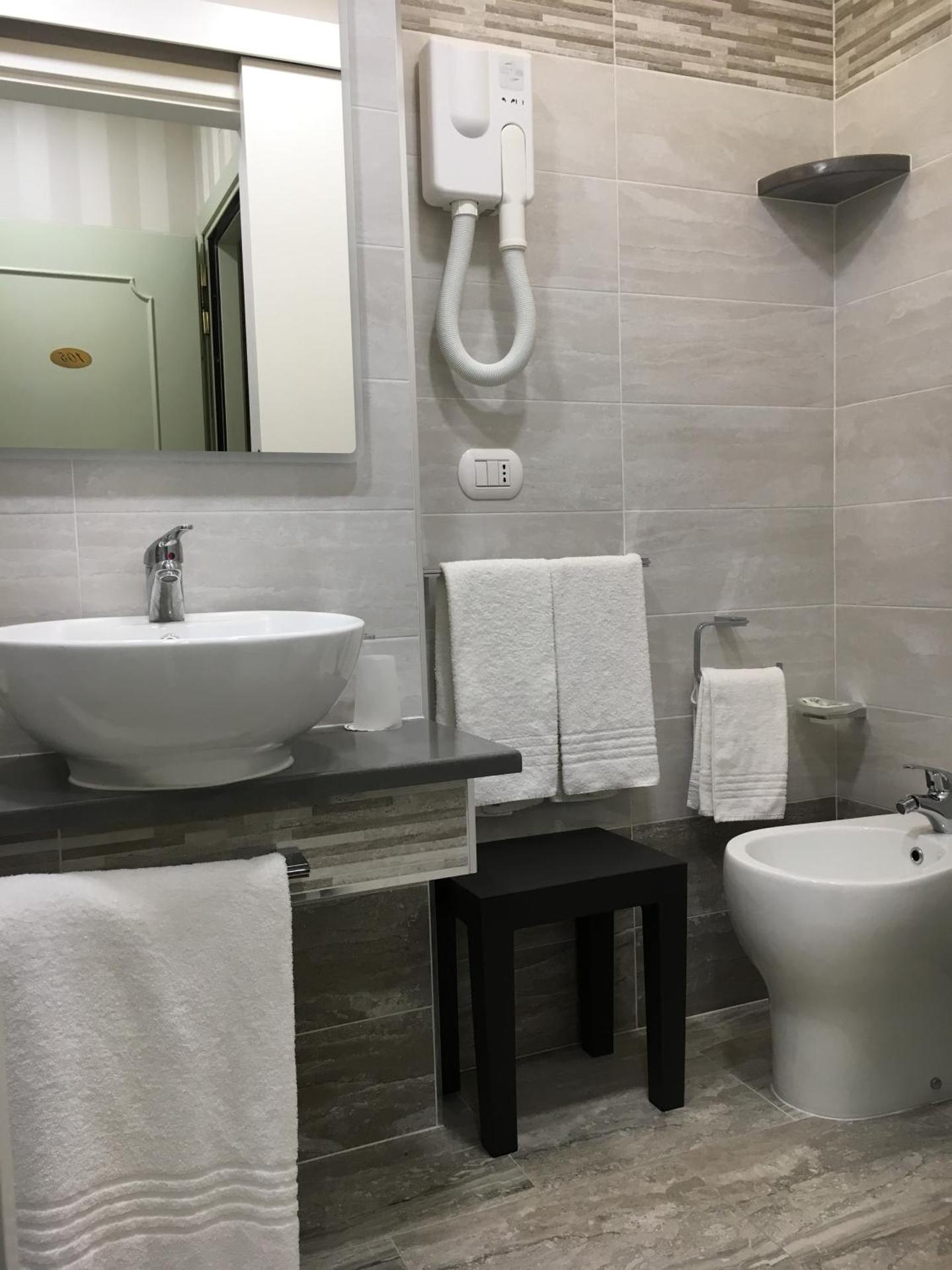 Hotel Flora - Photo 79