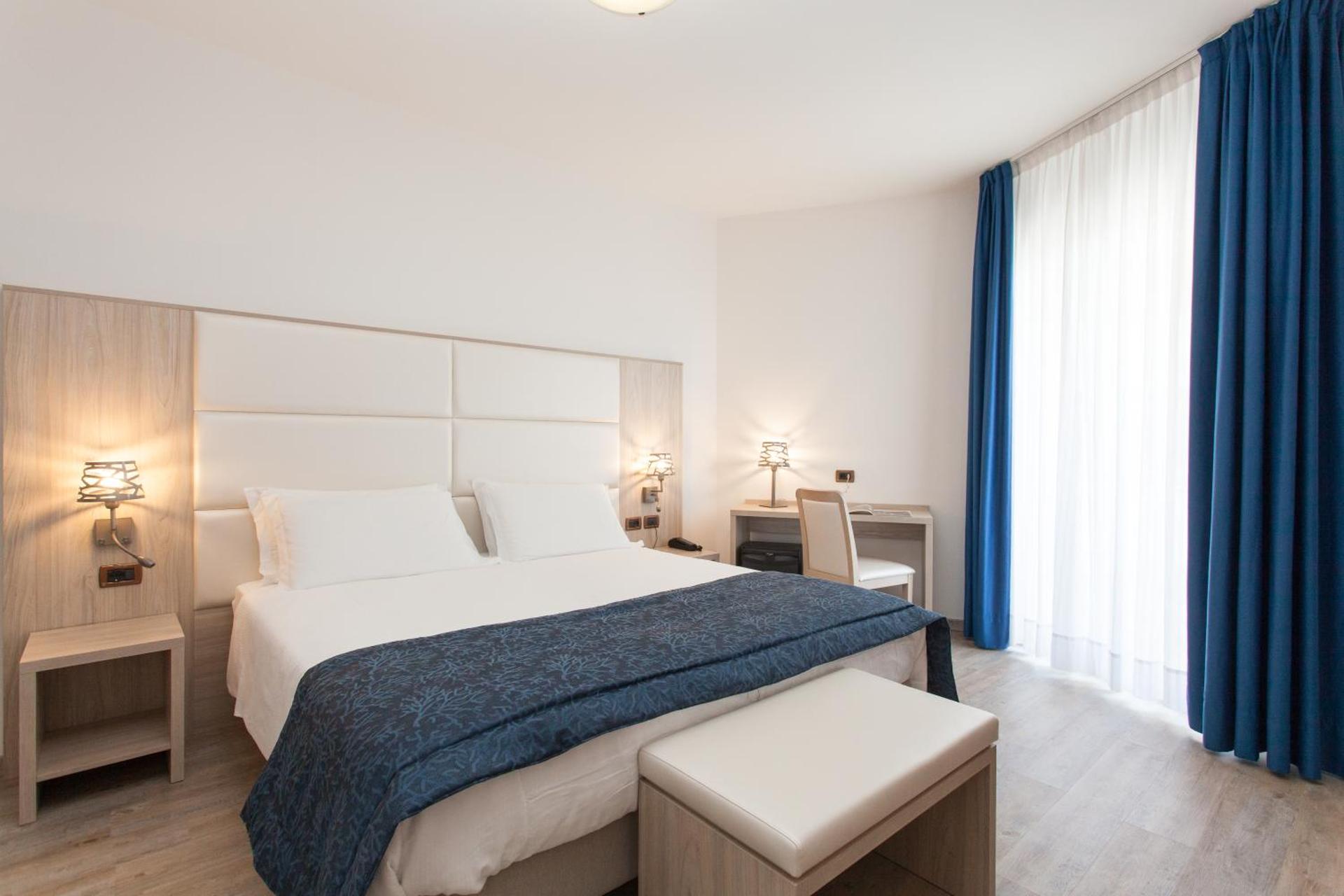 Comfort Double or Twin Room with Lateral Sea View