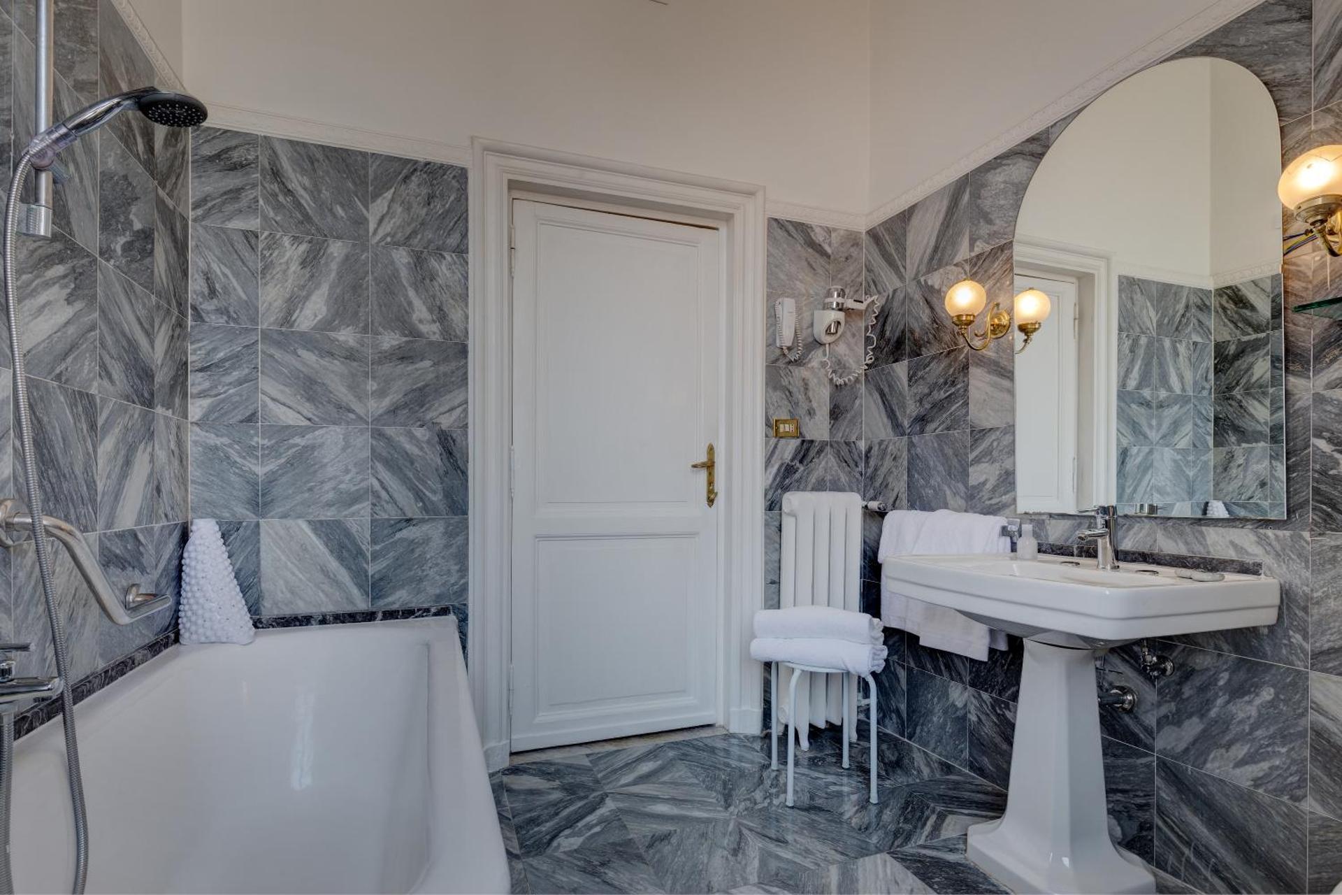 Grand Hotel Plaza - Photo 2