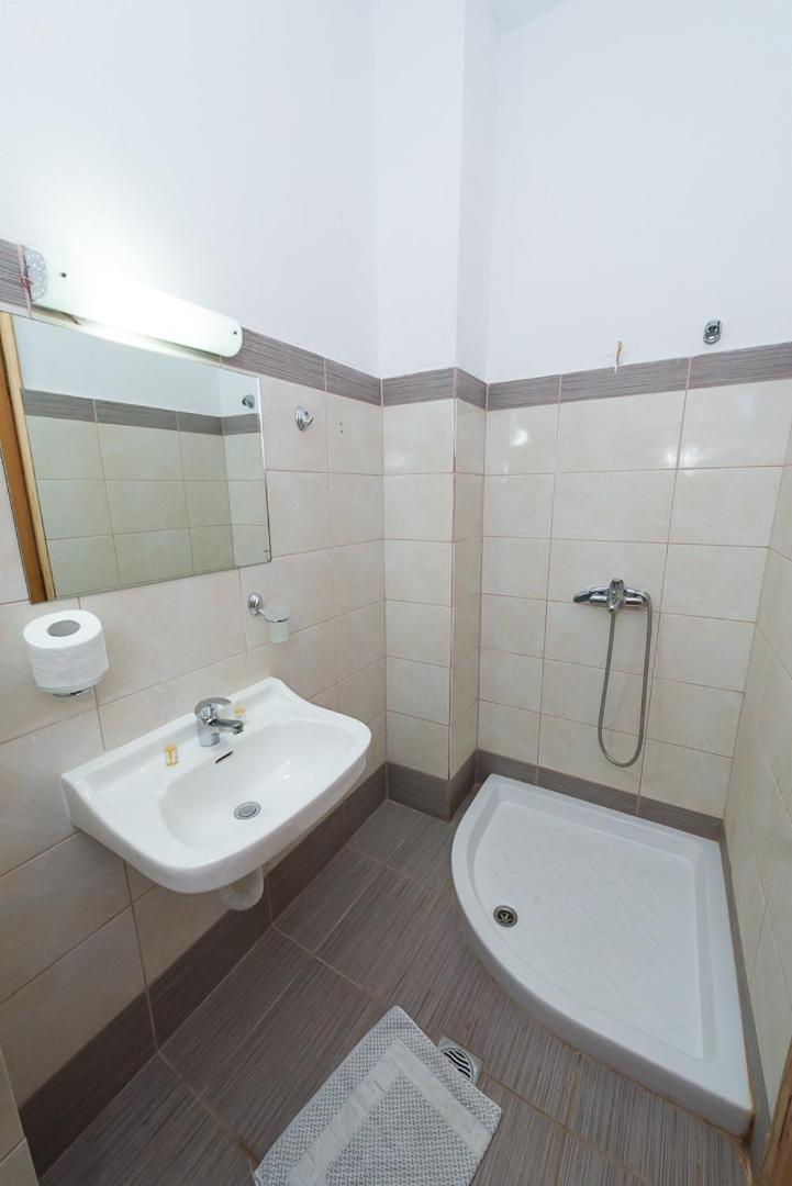 Galaxy Hotel - Photo 34