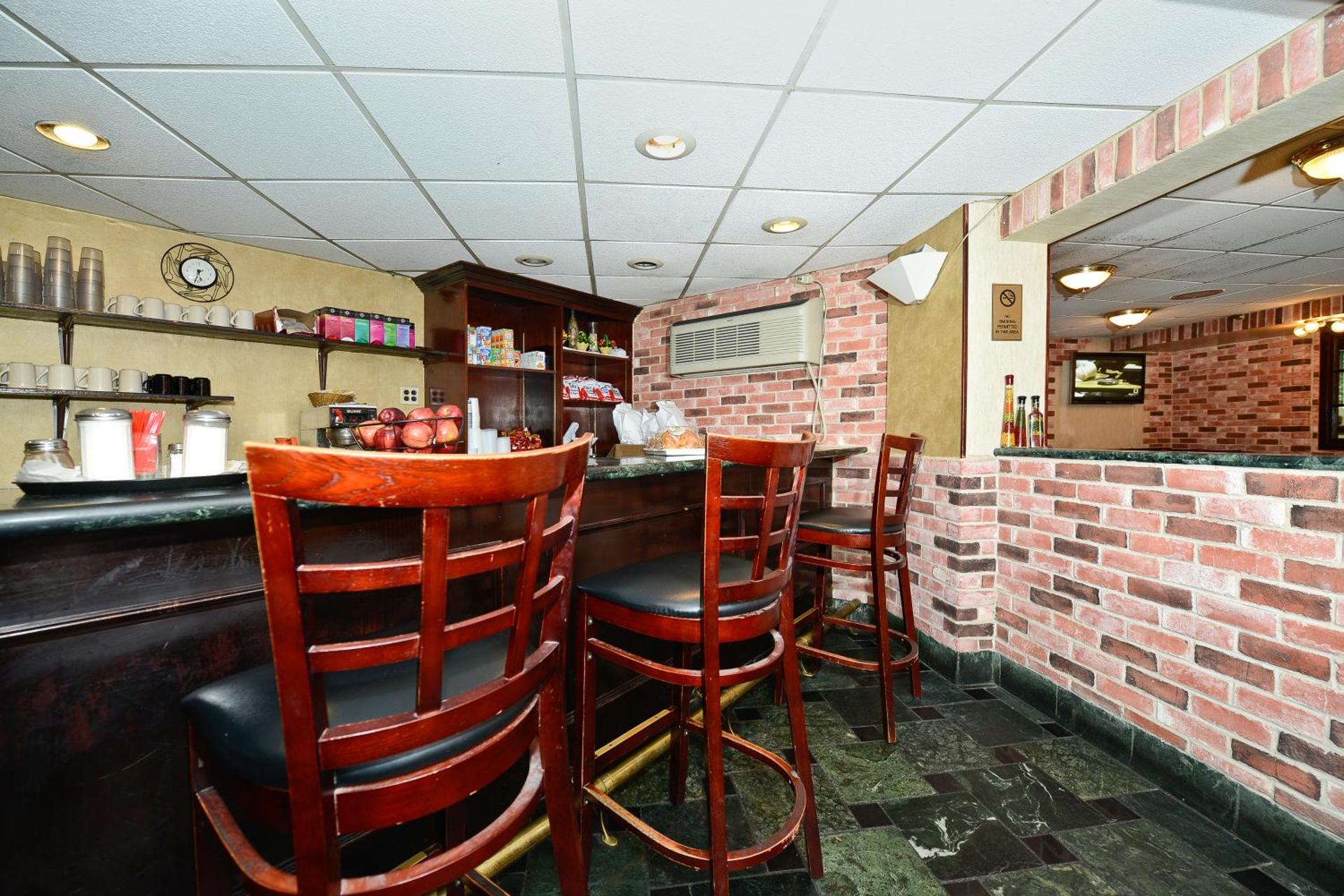 Howard Johnson by Wyndham Newark Airport - Photo 2