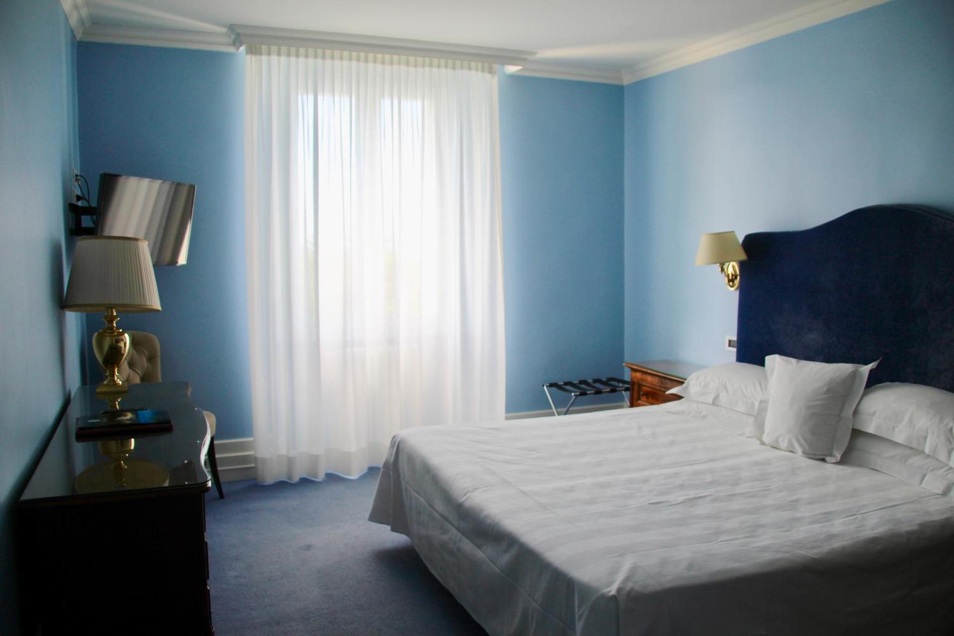 Hotel Riviera & Maximilian's - Photo 25