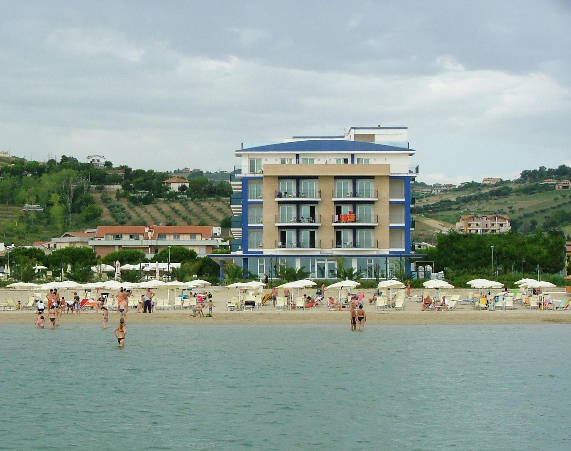 Roses Hotel - Photo 16