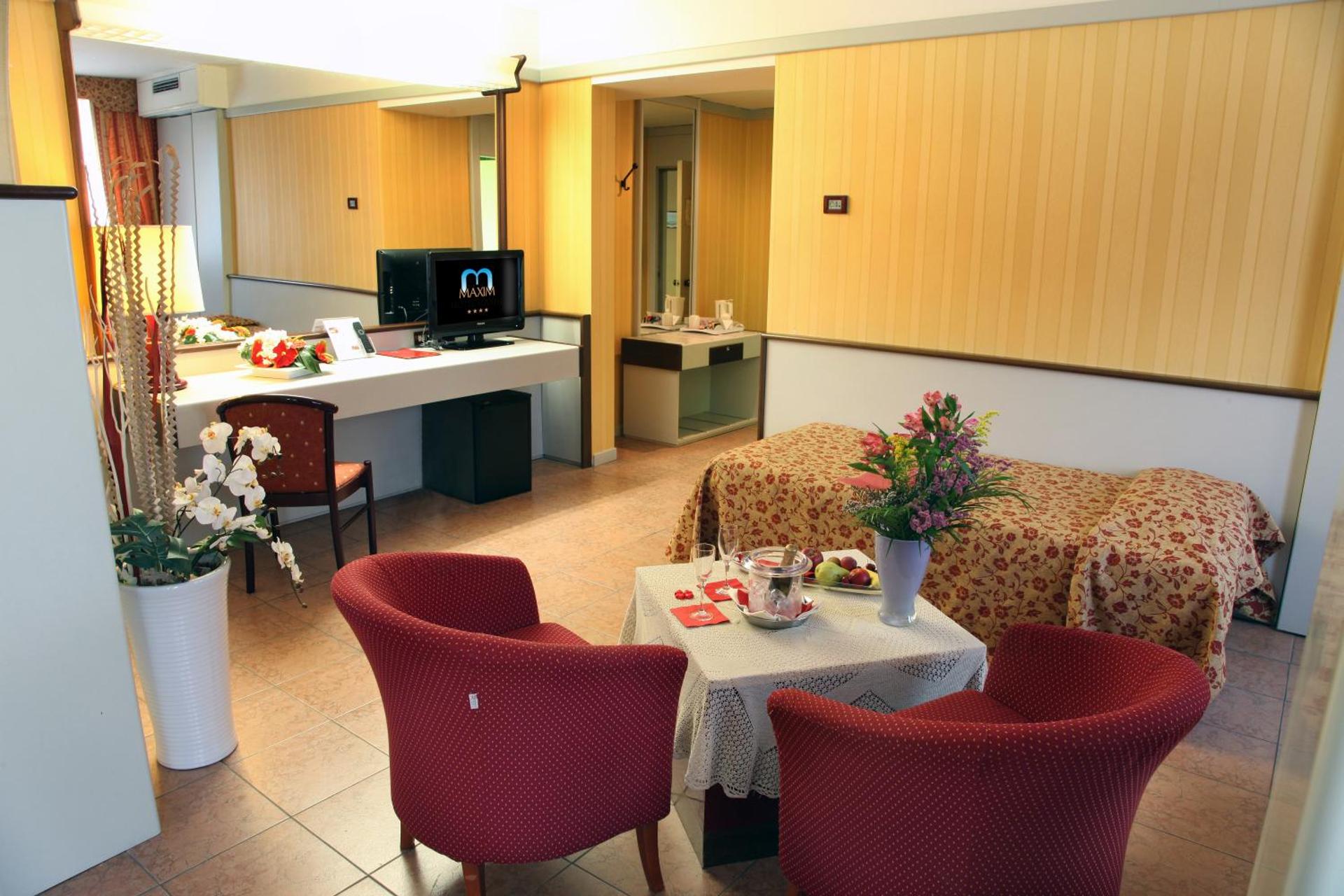 Hotel Maxim - Photo 40