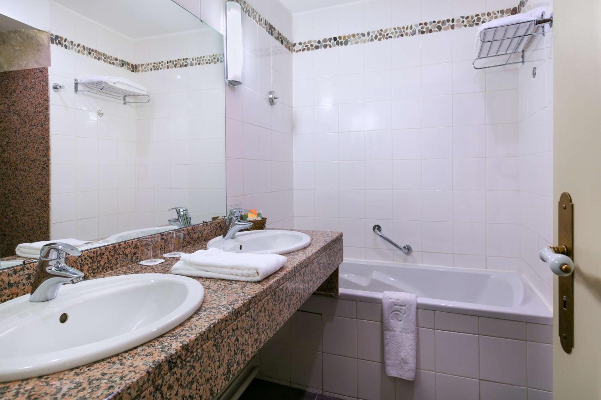 Best Western Hotel Le Guilhem - Photo 43