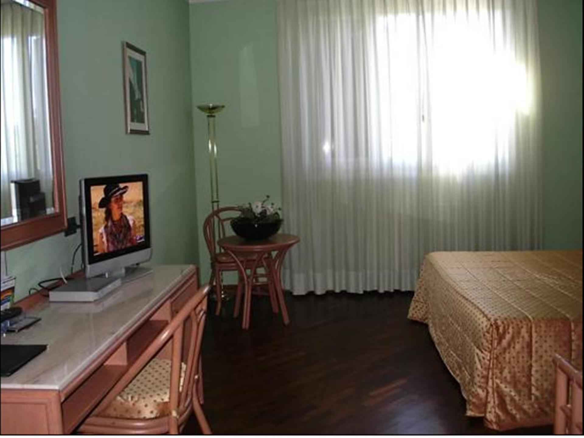 Double or Twin Room (1 Adult)