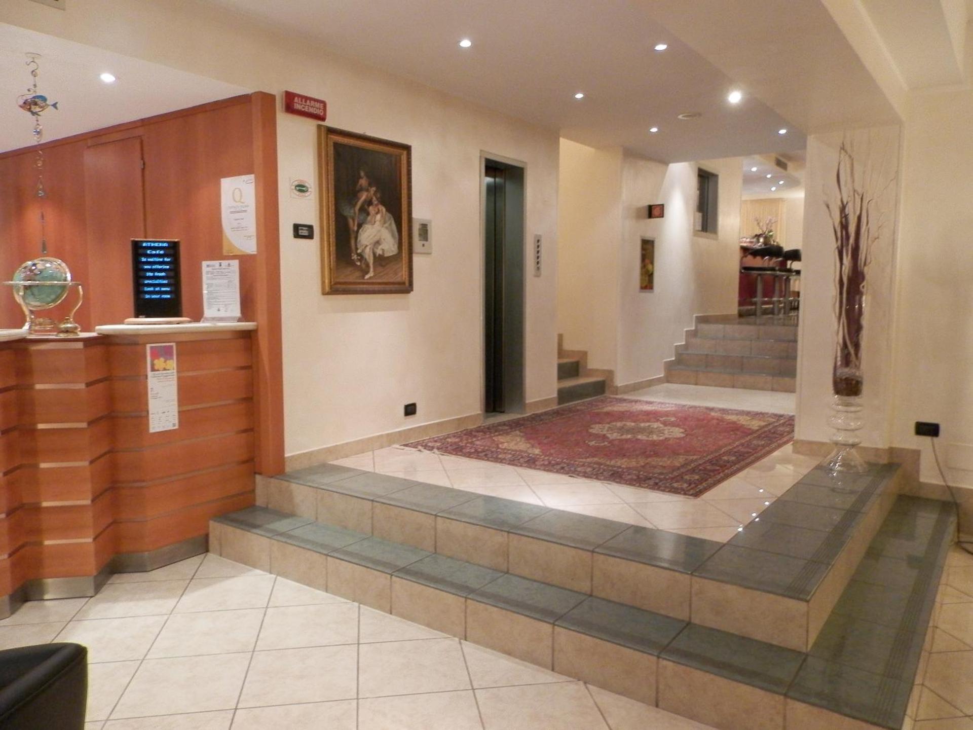 Augustus Hotel - Photo 16