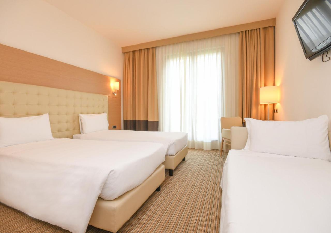 Quintuple Room