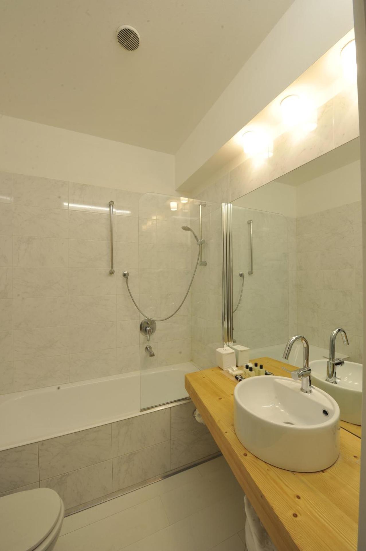 Art Hotel Boston - Photo 14